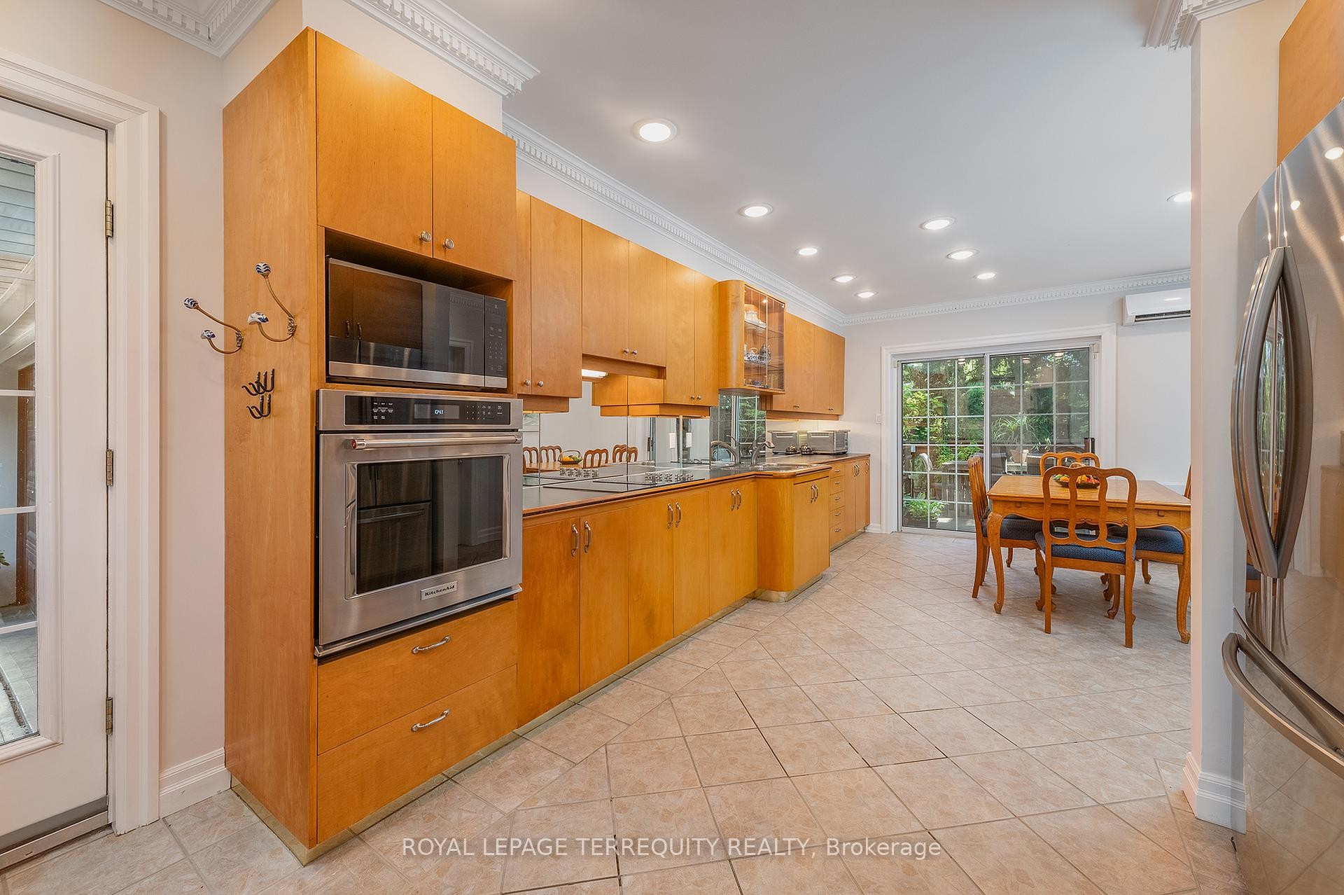 









223


Riverside

Drive,
Toronto,




ON
M6S 4A8

