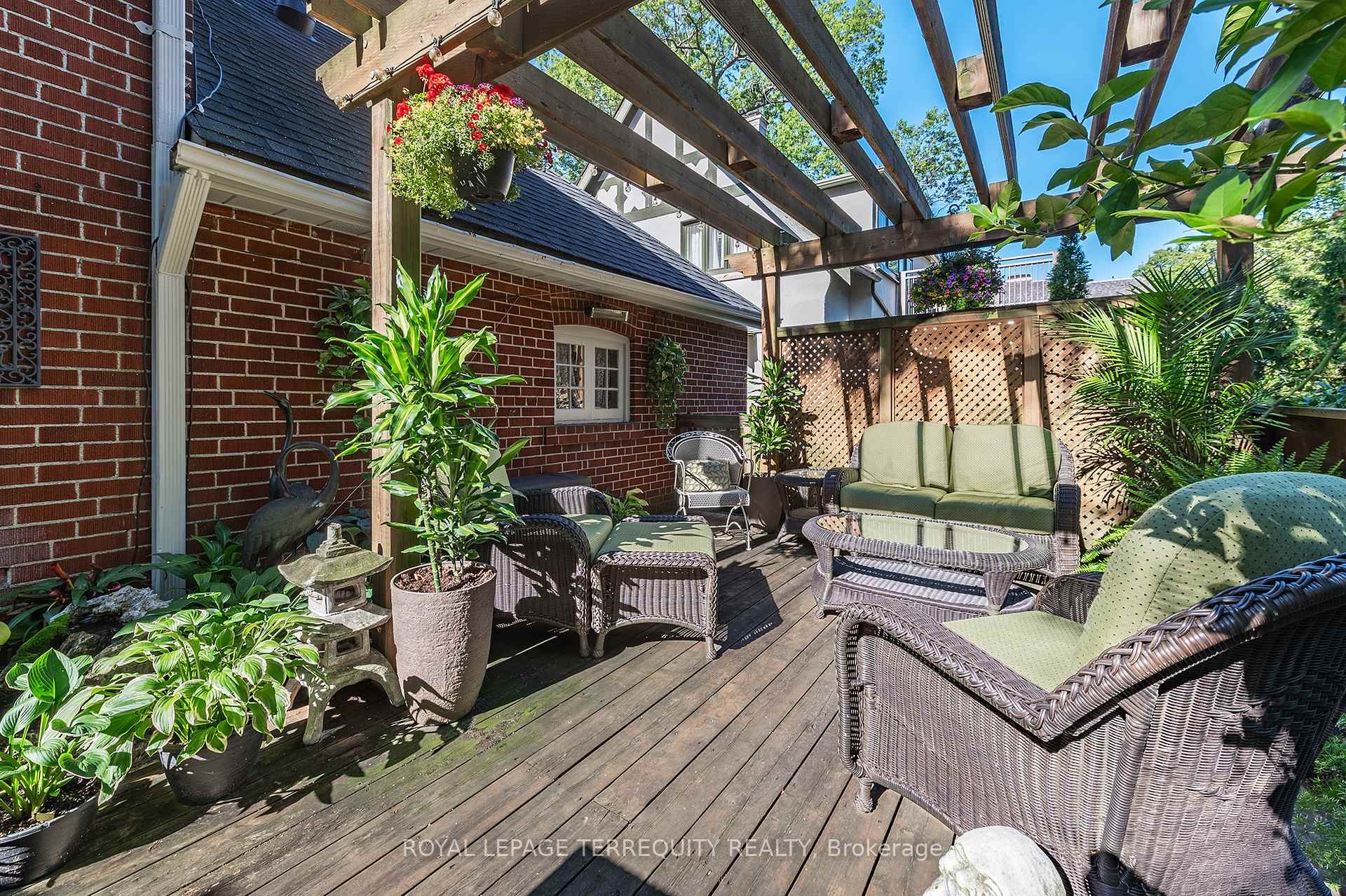 









223


Riverside

Drive,
Toronto,




ON
M6S 4A8


