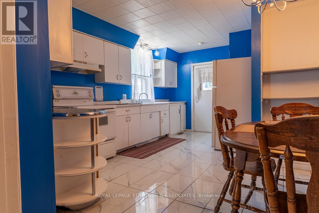 












303 MURRAY STREET W

,
Pembroke,




Ontario
K8A4P1

