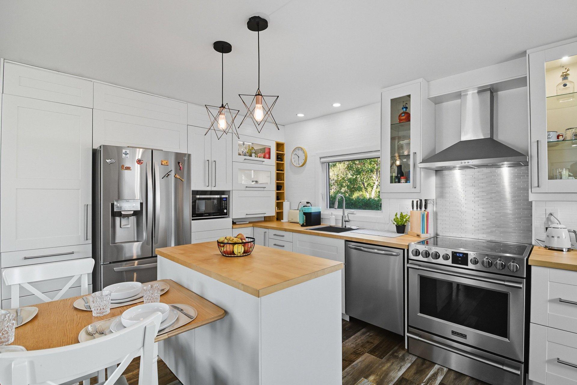 









84


Rue Chauveau

,
Gatineau (Hull),




QC
J8Y3B2

