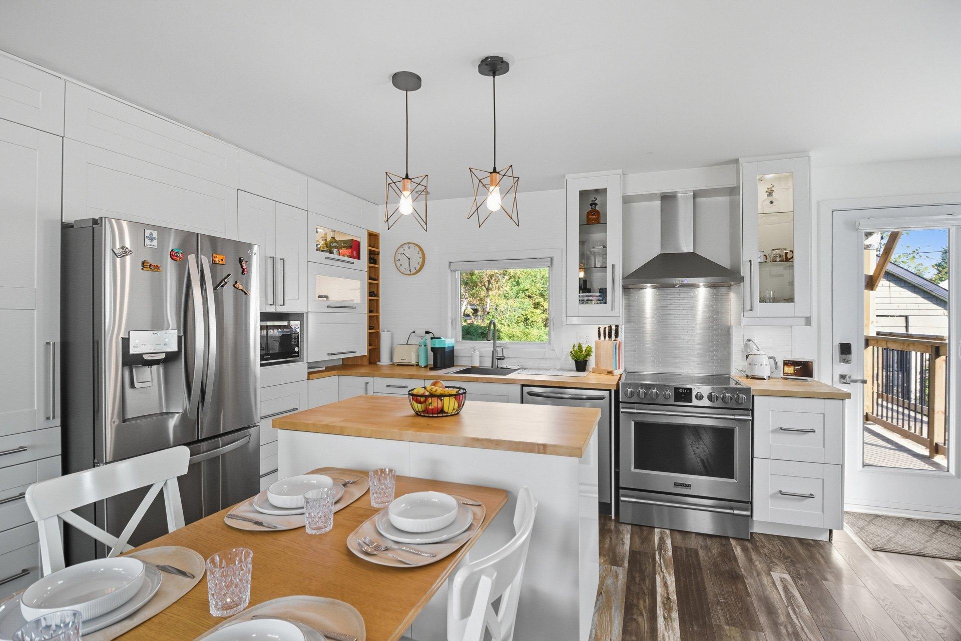 









84


Rue Chauveau

,
Gatineau (Hull),




QC
J8Y3B2


