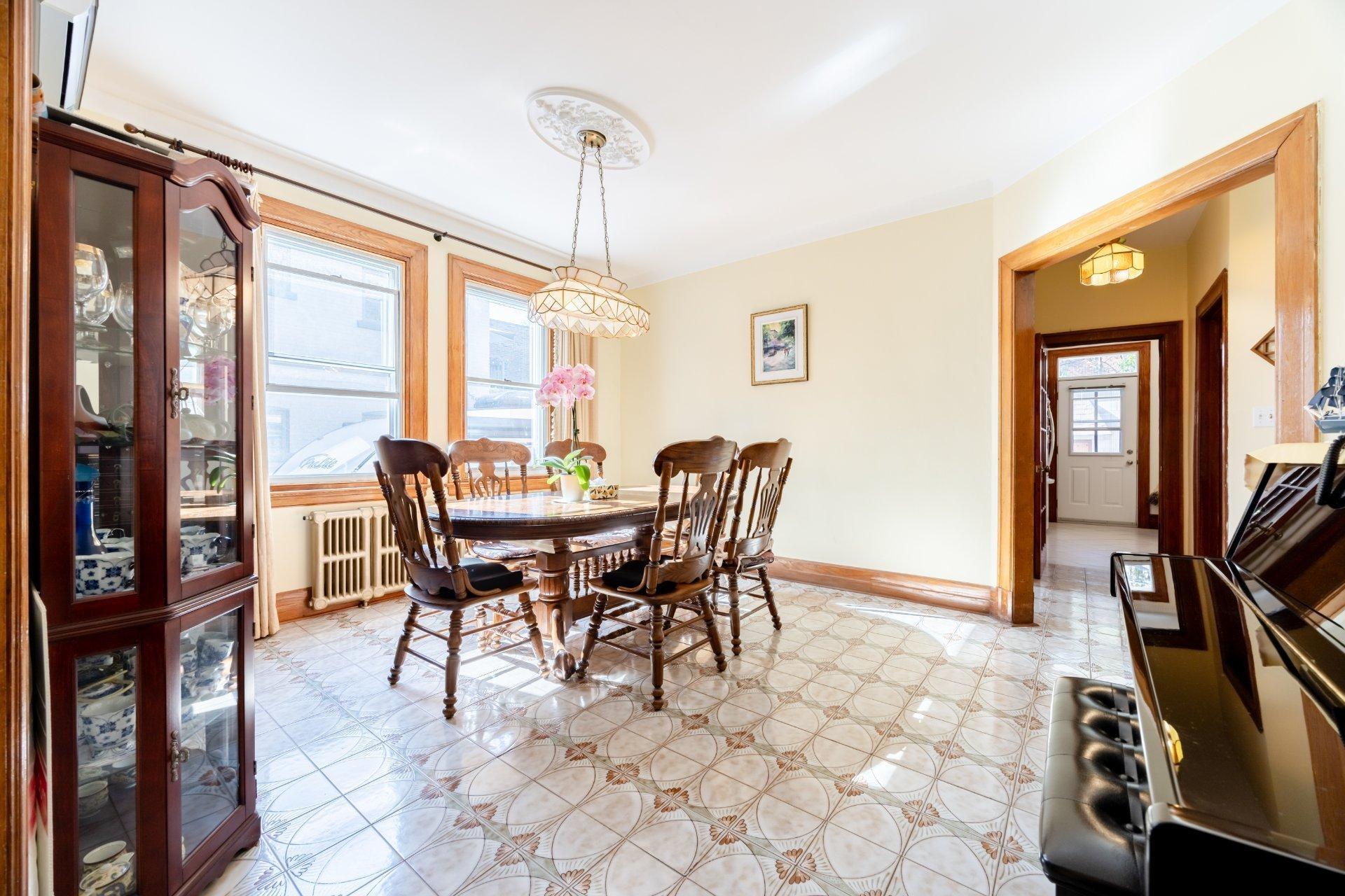 









2260


Av. Wilson

,
Montréal (Côte-des-Neiges/Notre-Dame-de-Grâce),




QC
H4A2T3

