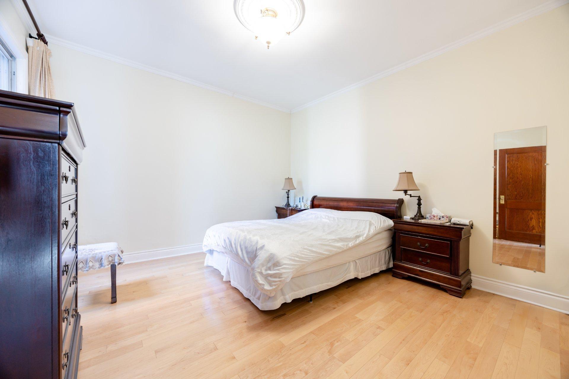 









2260


Av. Wilson

,
Montréal (Côte-des-Neiges/Notre-Dame-de-Grâce),




QC
H4A2T3

