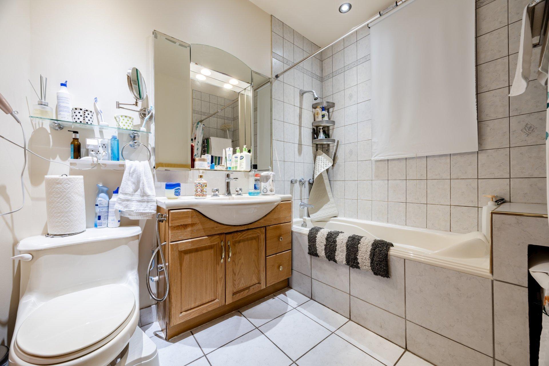 









2260


Av. Wilson

,
Montréal (Côte-des-Neiges/Notre-Dame-de-Grâce),




QC
H4A2T3

