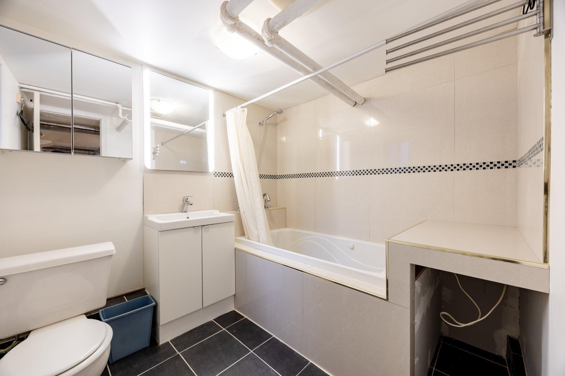 









2260


Av. Wilson

,
Montréal (Côte-des-Neiges/Notre-Dame-de-Grâce),




QC
H4A2T3

