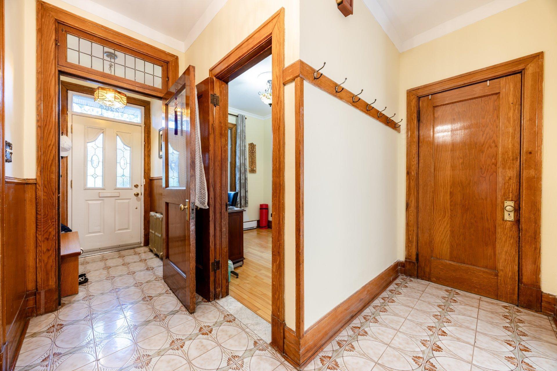 









2260


Av. Wilson

,
Montréal (Côte-des-Neiges/Notre-Dame-de-Grâce),




QC
H4A2T3

