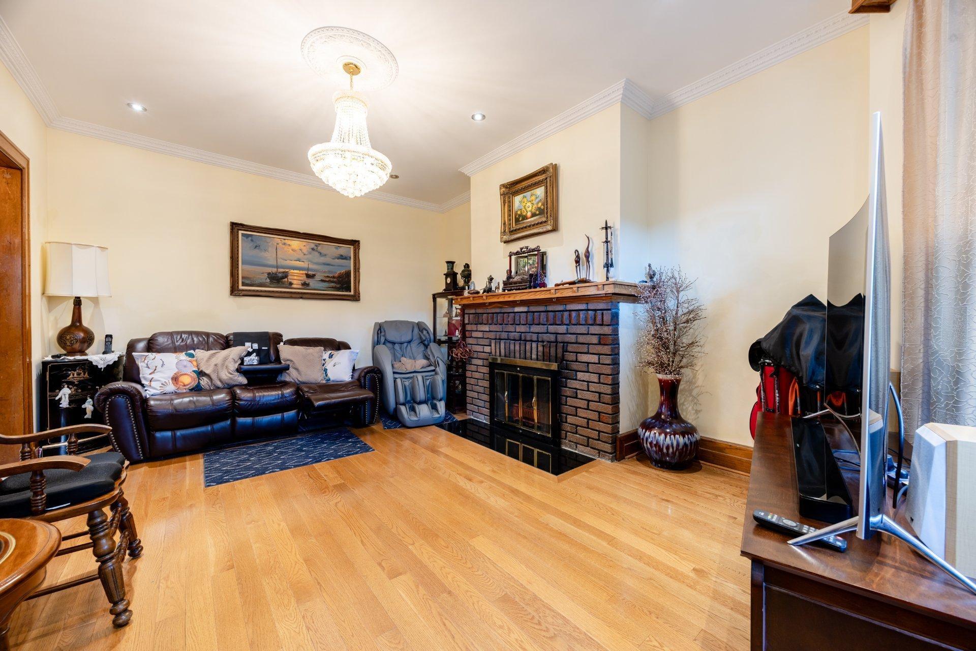 









2260


Av. Wilson

,
Montréal (Côte-des-Neiges/Notre-Dame-de-Grâce),




QC
H4A2T3

