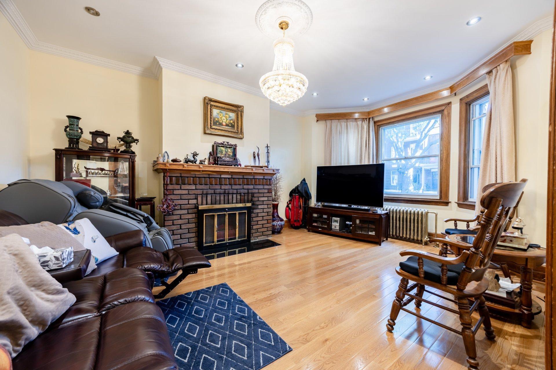 









2260


Av. Wilson

,
Montréal (Côte-des-Neiges/Notre-Dame-de-Grâce),




QC
H4A2T3

