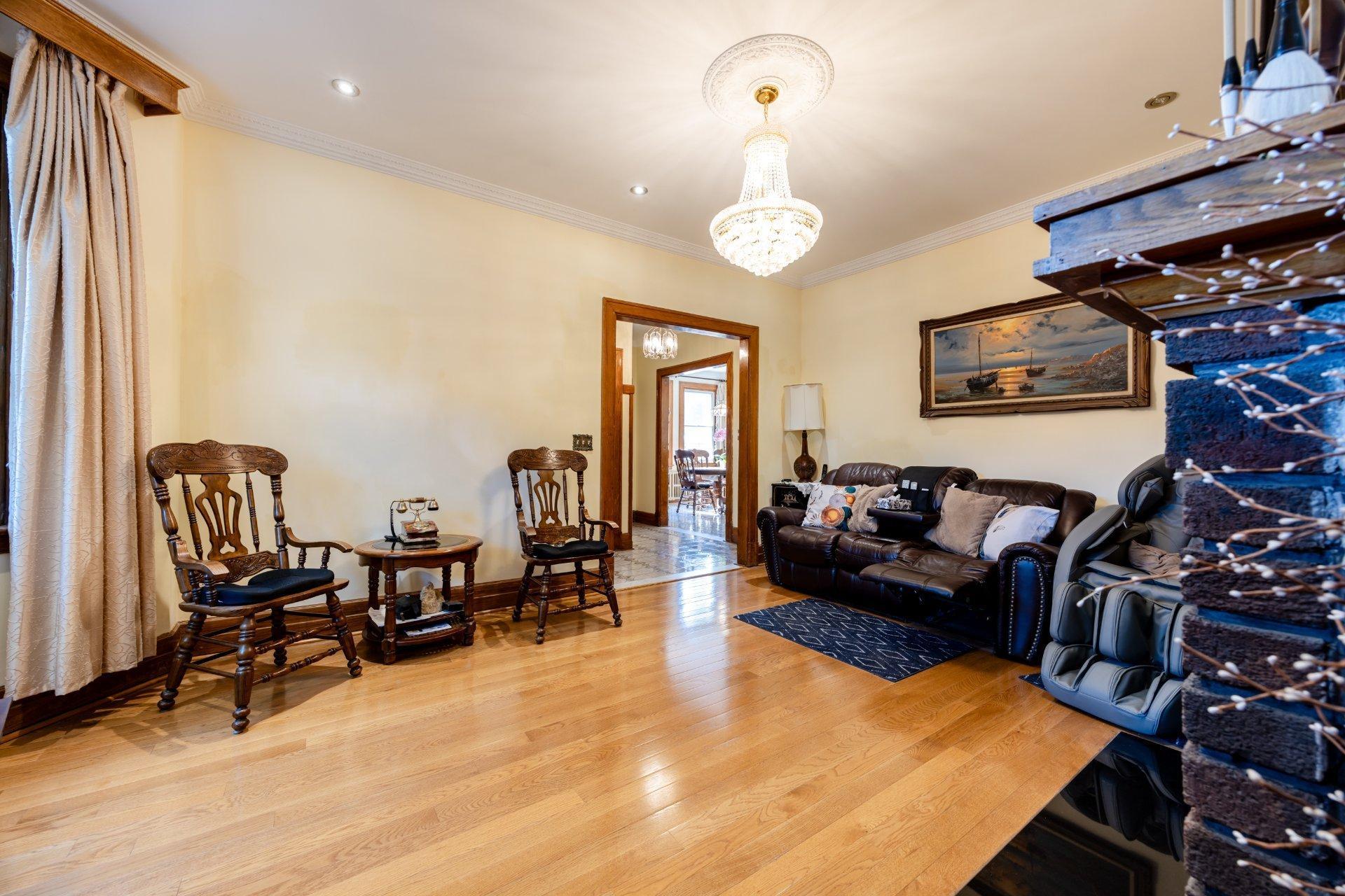 









2260


Av. Wilson

,
Montréal (Côte-des-Neiges/Notre-Dame-de-Grâce),




QC
H4A2T3

