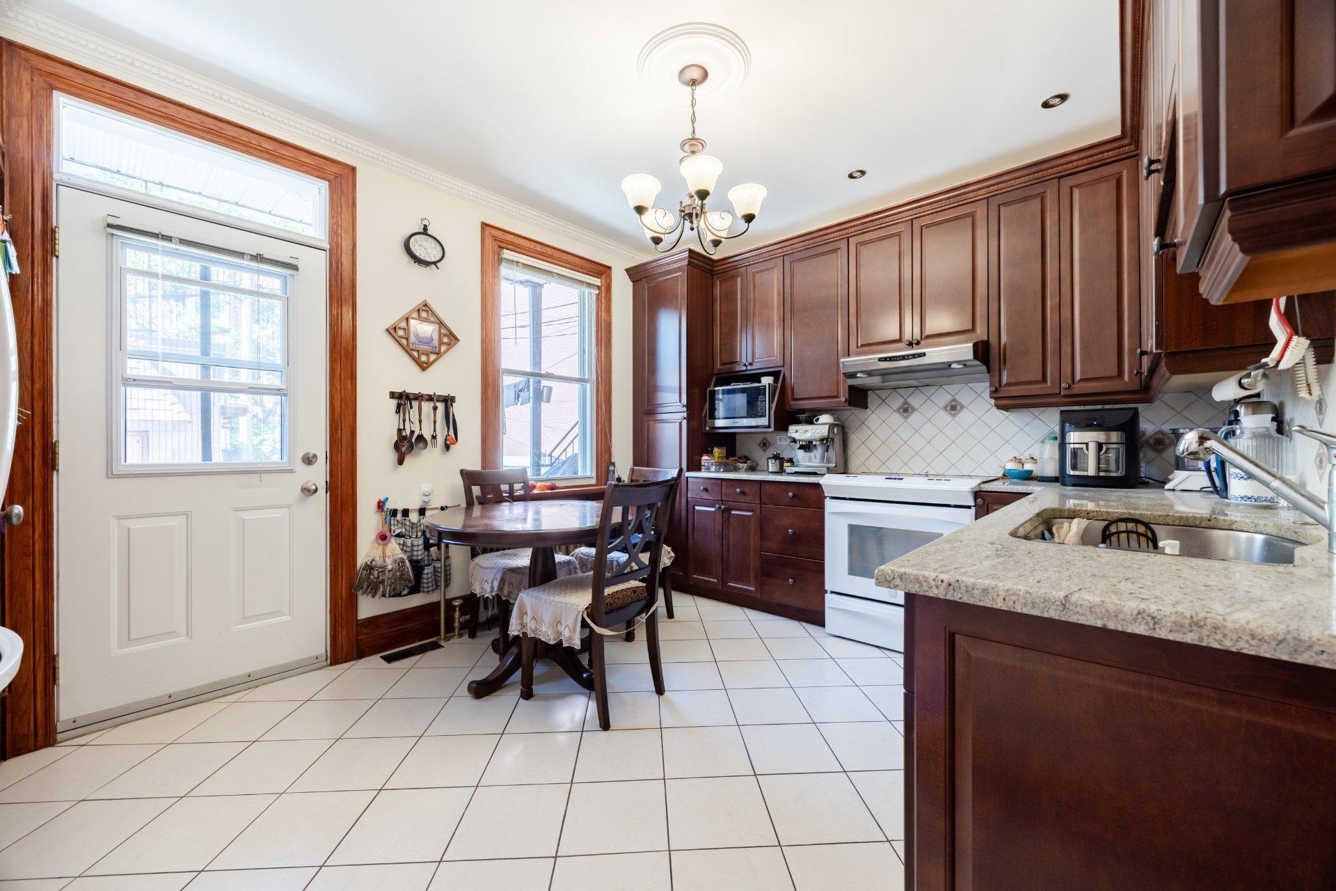 









2260


Av. Wilson

,
Montréal (Côte-des-Neiges/Notre-Dame-de-Grâce),




QC
H4A2T3

