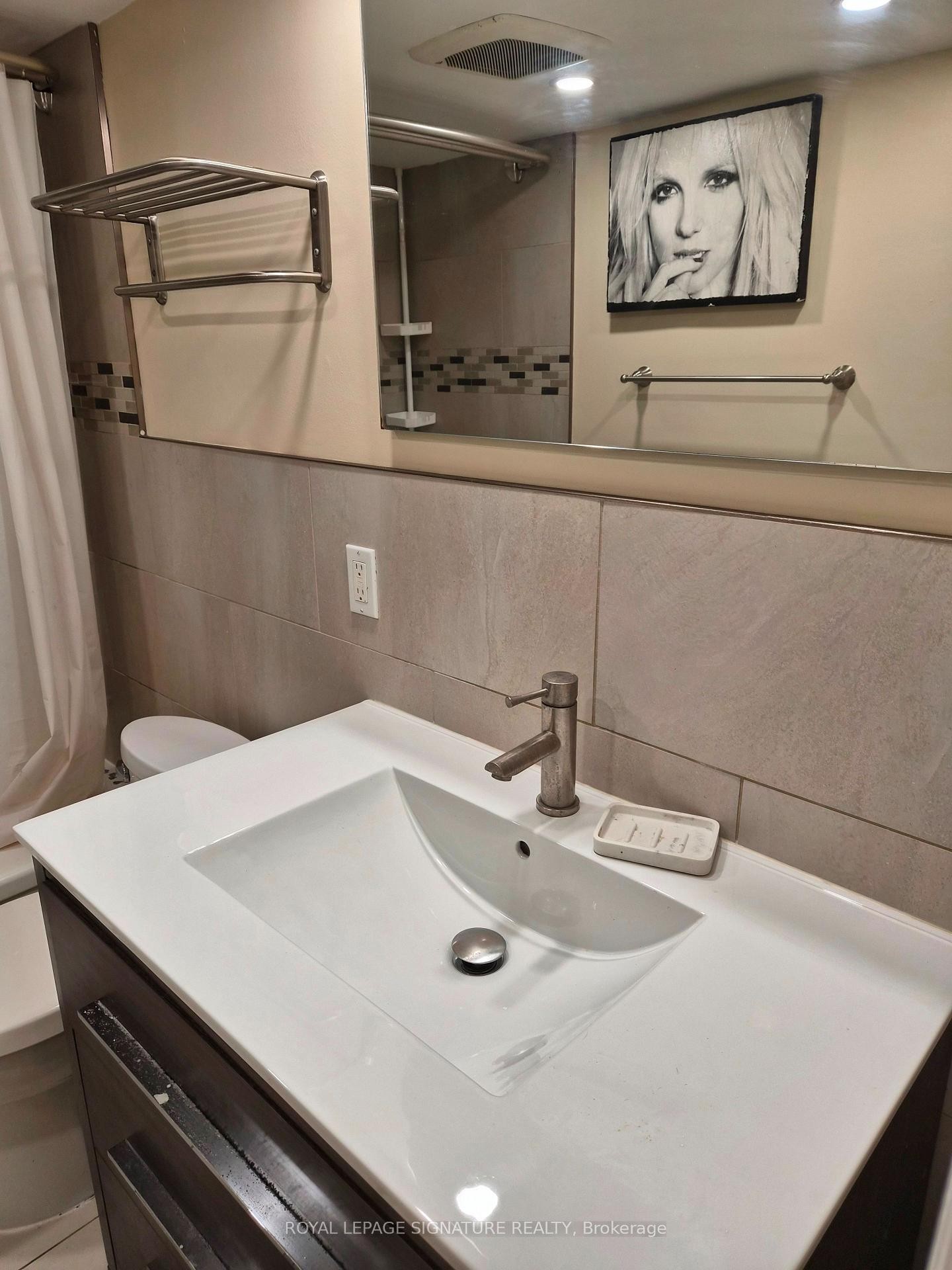 









1


Maynard

Avenue, 2,
Toronto,




ON
M6K 2Z7

