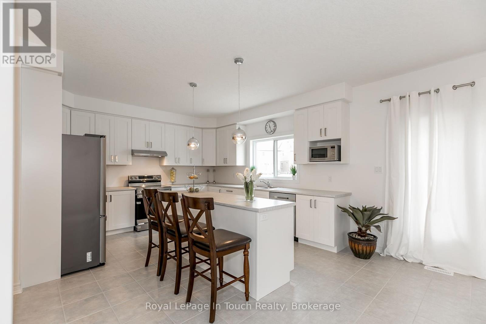 












2 ROWLAND STREET

,
Collingwood,




Ontario
L9Y5M4

