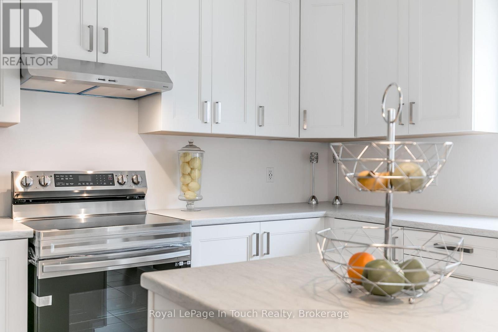 












2 ROWLAND STREET

,
Collingwood,




Ontario
L9Y5M4

