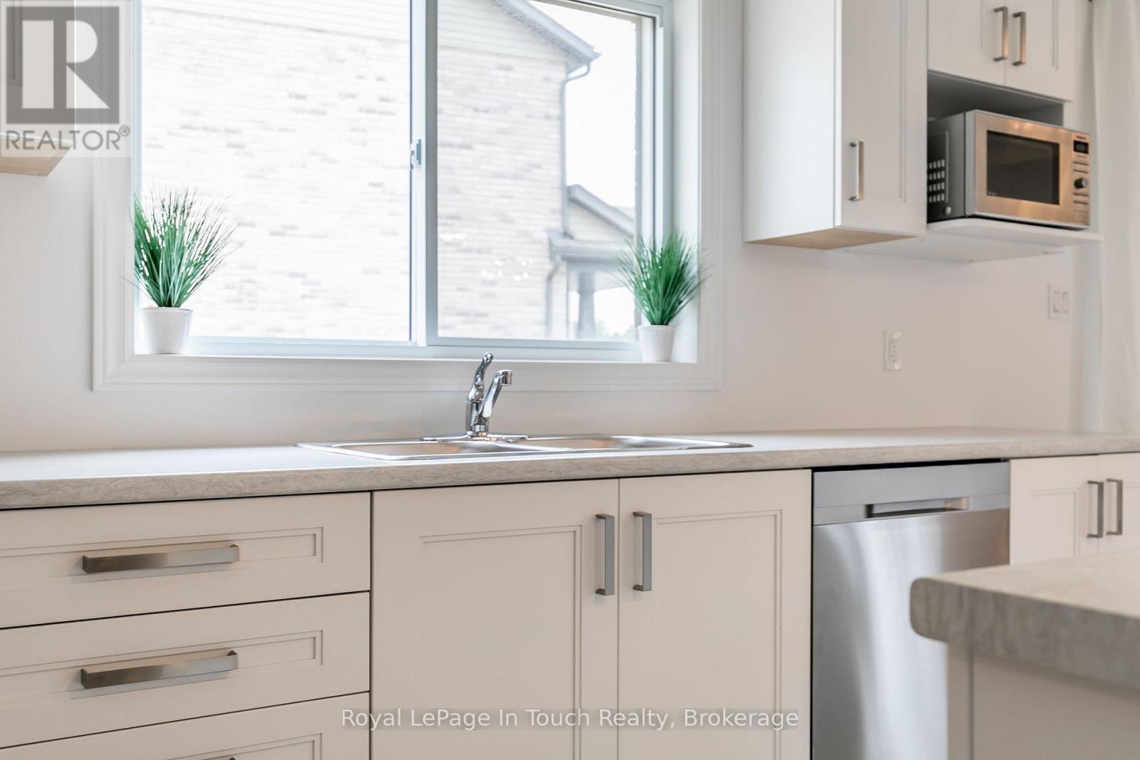 












2 ROWLAND STREET

,
Collingwood,




Ontario
L9Y5M4

