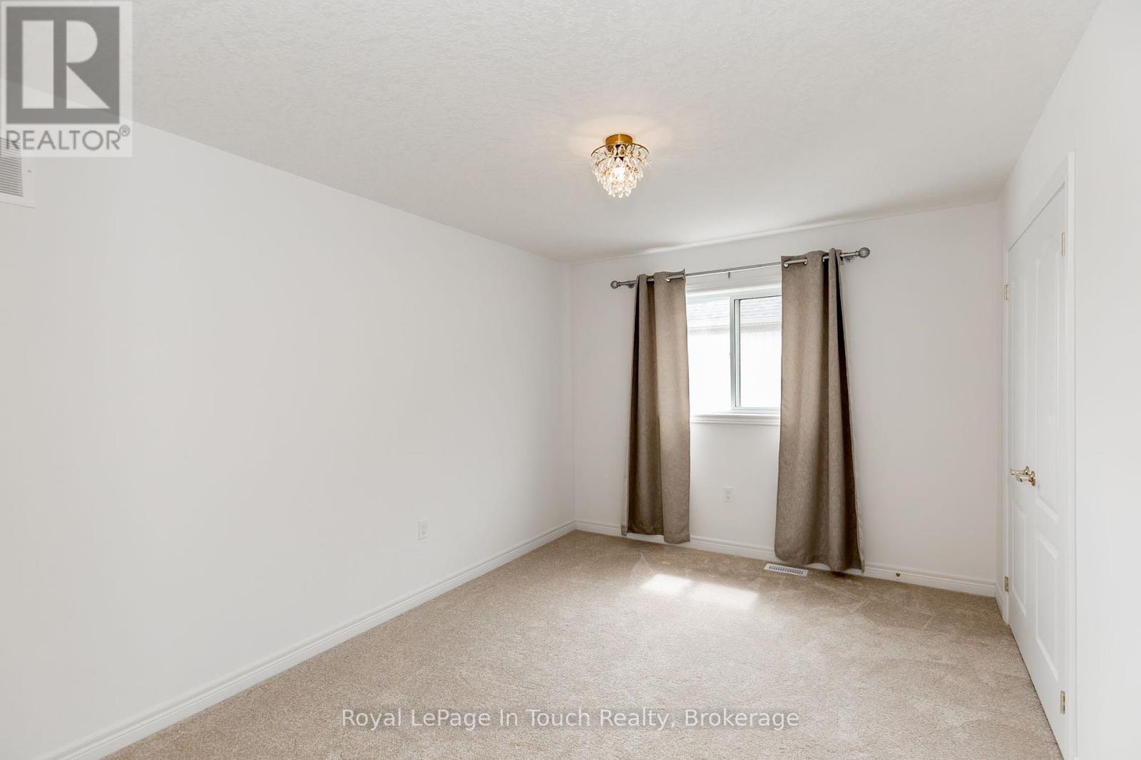 












2 ROWLAND STREET

,
Collingwood,




Ontario
L9Y5M4

