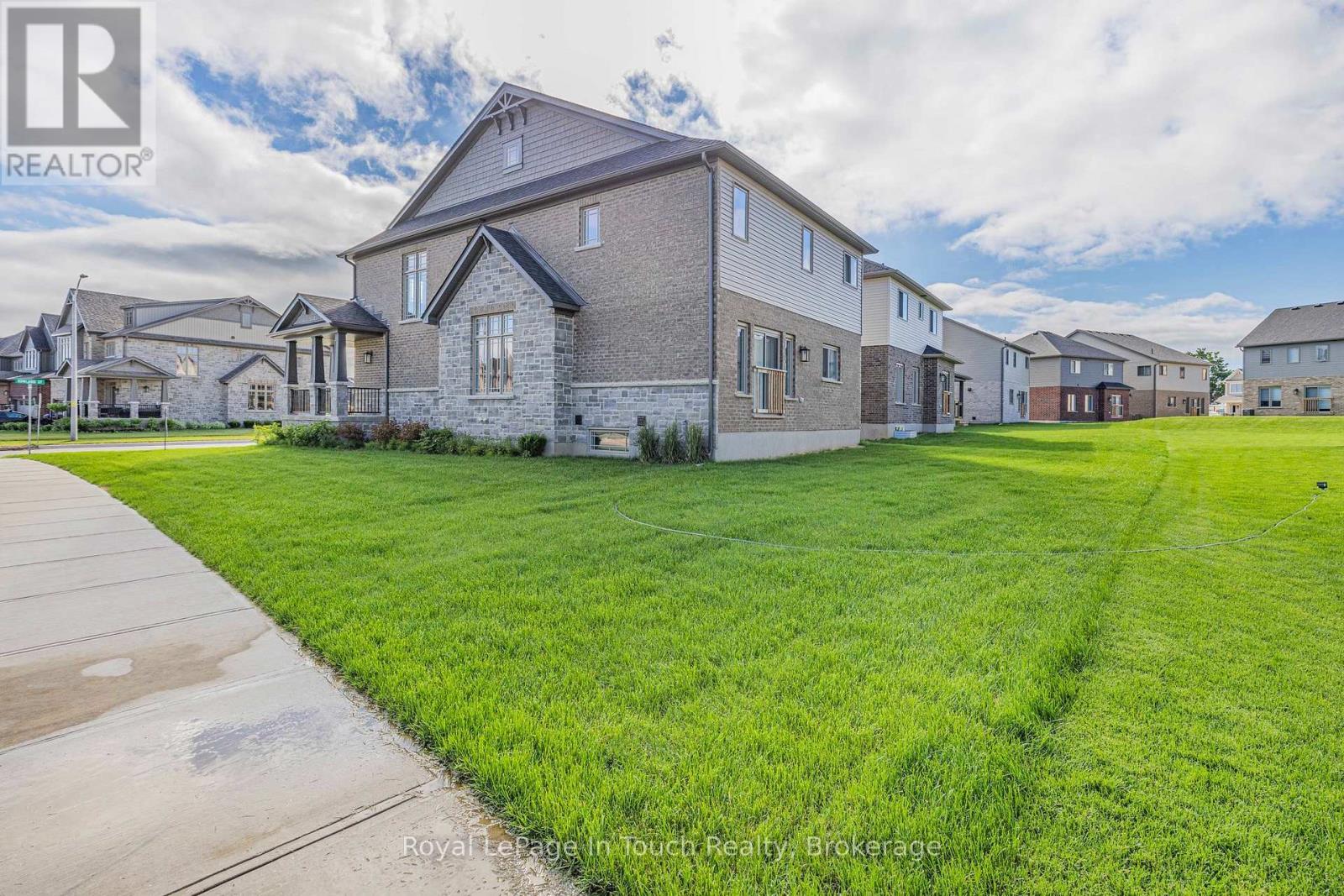 












2 ROWLAND STREET

,
Collingwood,




Ontario
L9Y5M4

