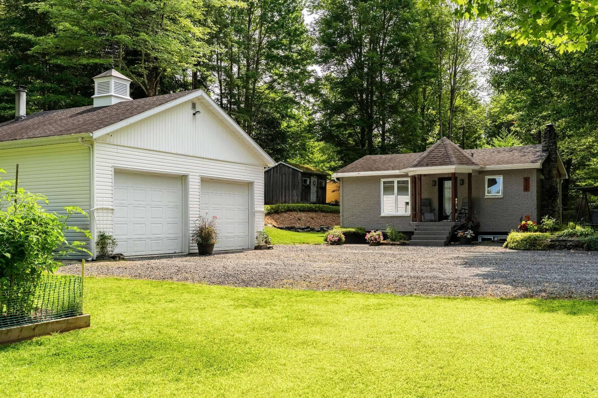 









424


Rue des Pins

,
Compton,




QC
J0B1L0

