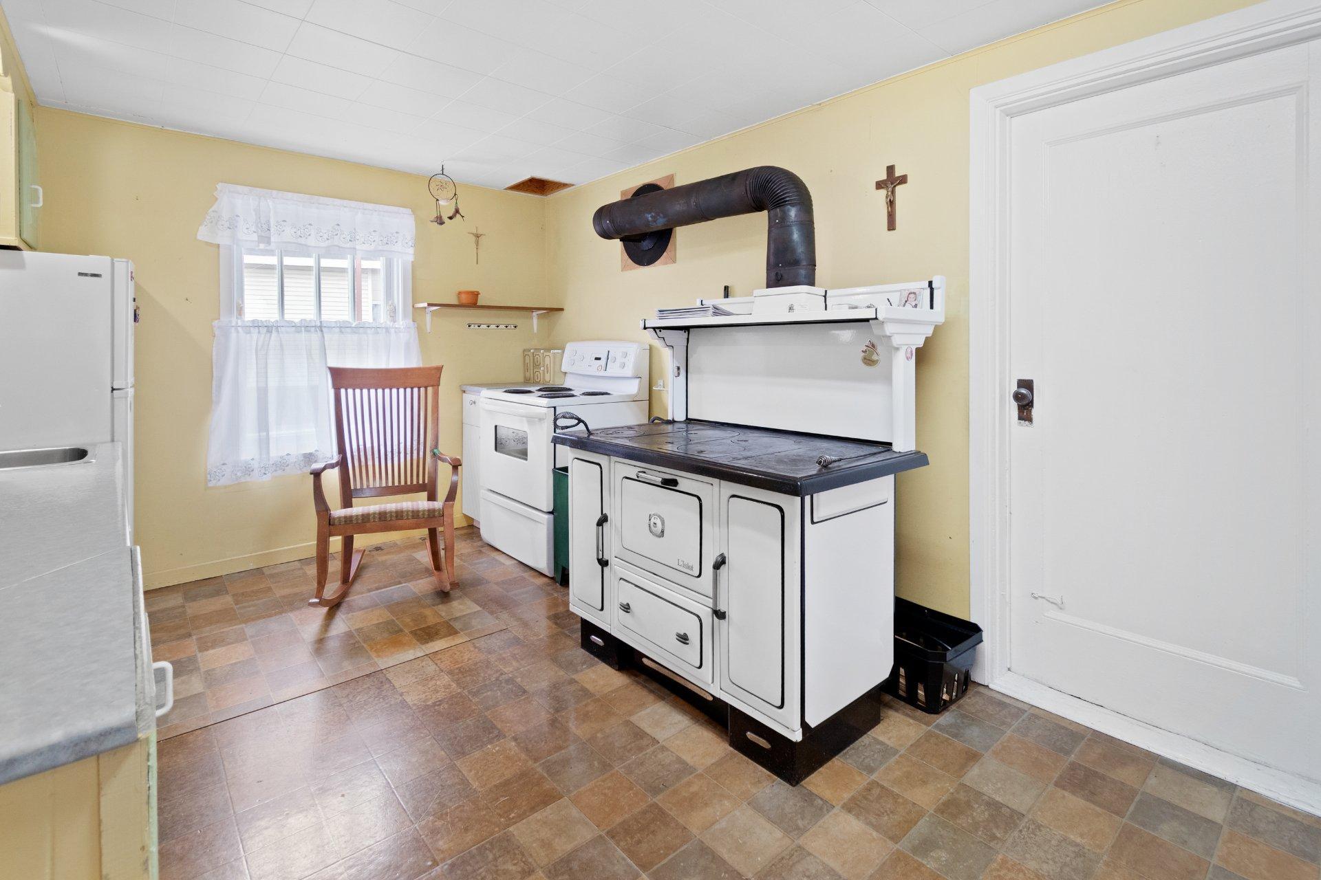 









1687


Rue Principale

,
Saint-Gilles,




QC
G0S2P0

