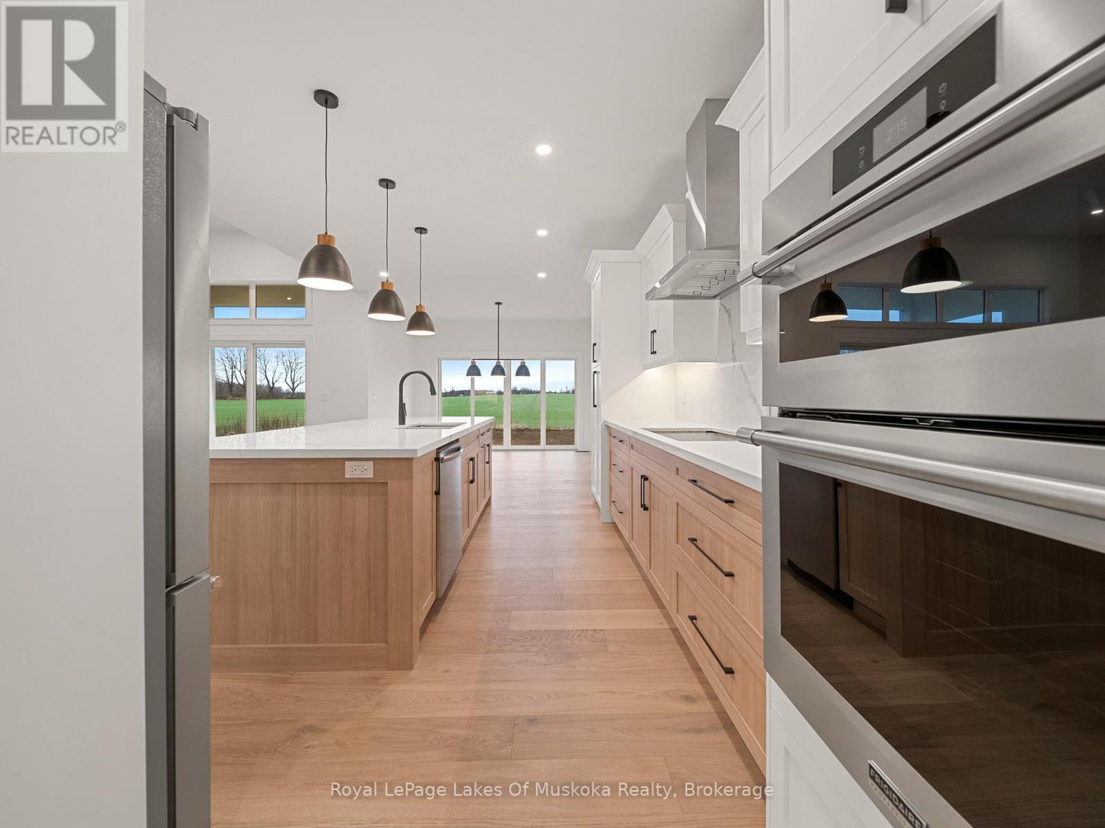 












23 HENRY BALL COURT

,
Oro-Medonte (Warminister),




Ontario
L0K2G1

