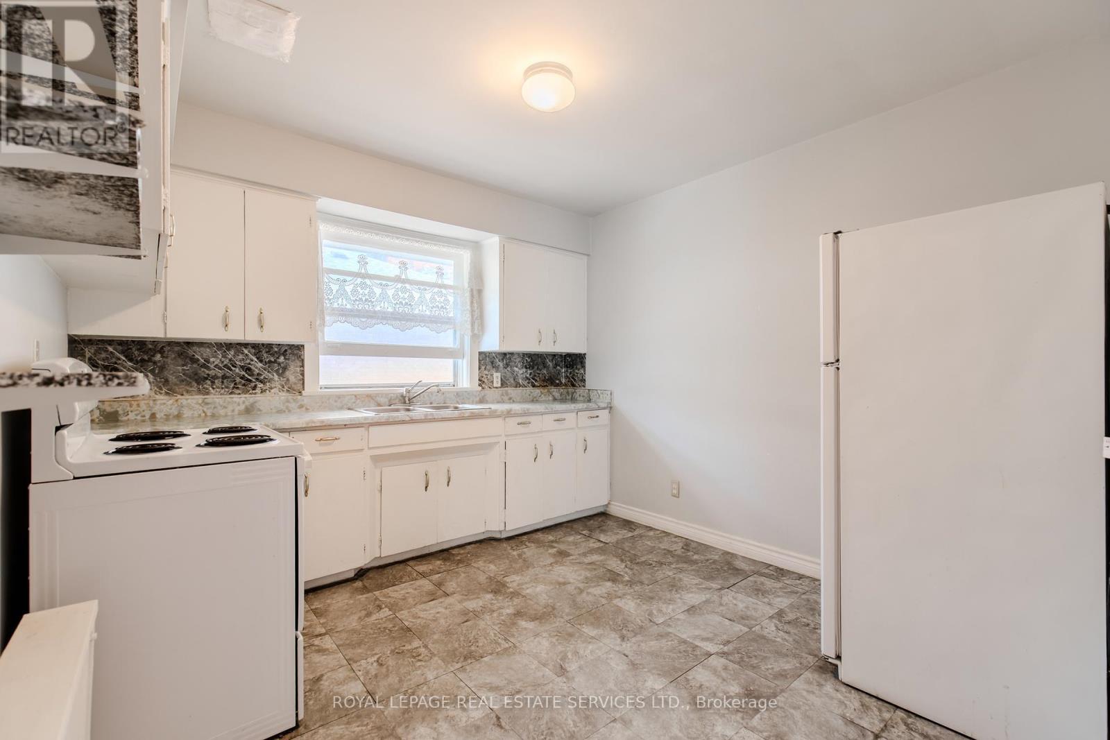 












20 PARK BOULEVARD

,
Toronto,




Ontario
M8W1G7

