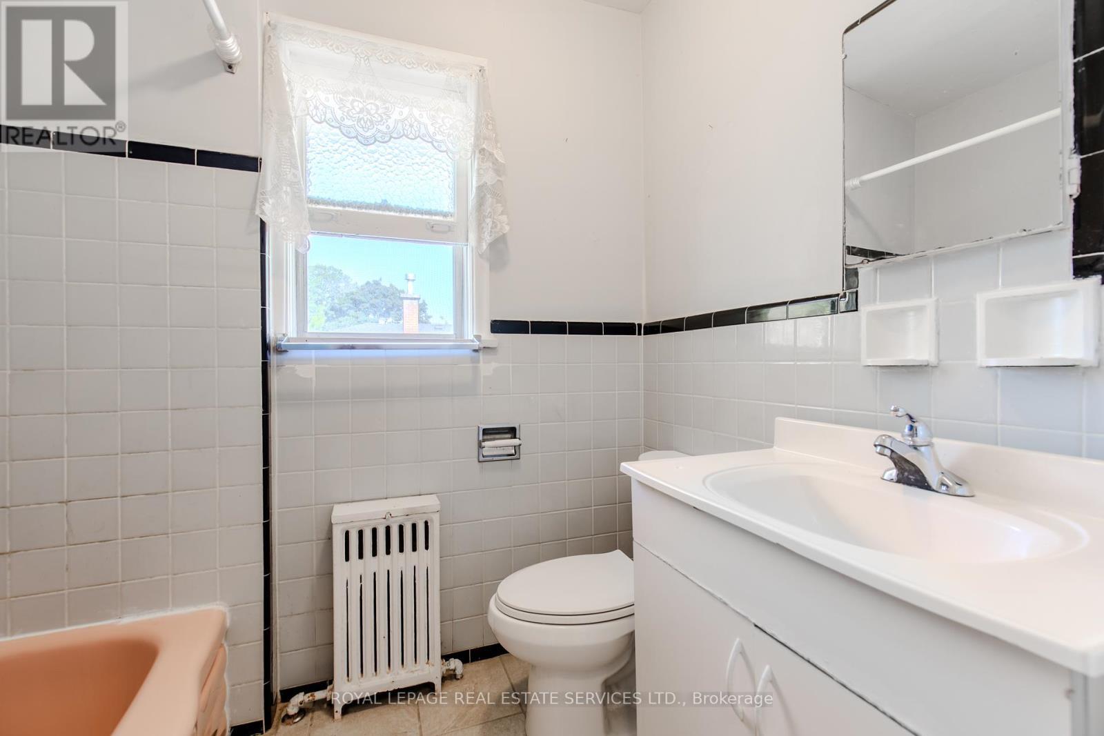 












20 PARK BOULEVARD

,
Toronto,




Ontario
M8W1G7

