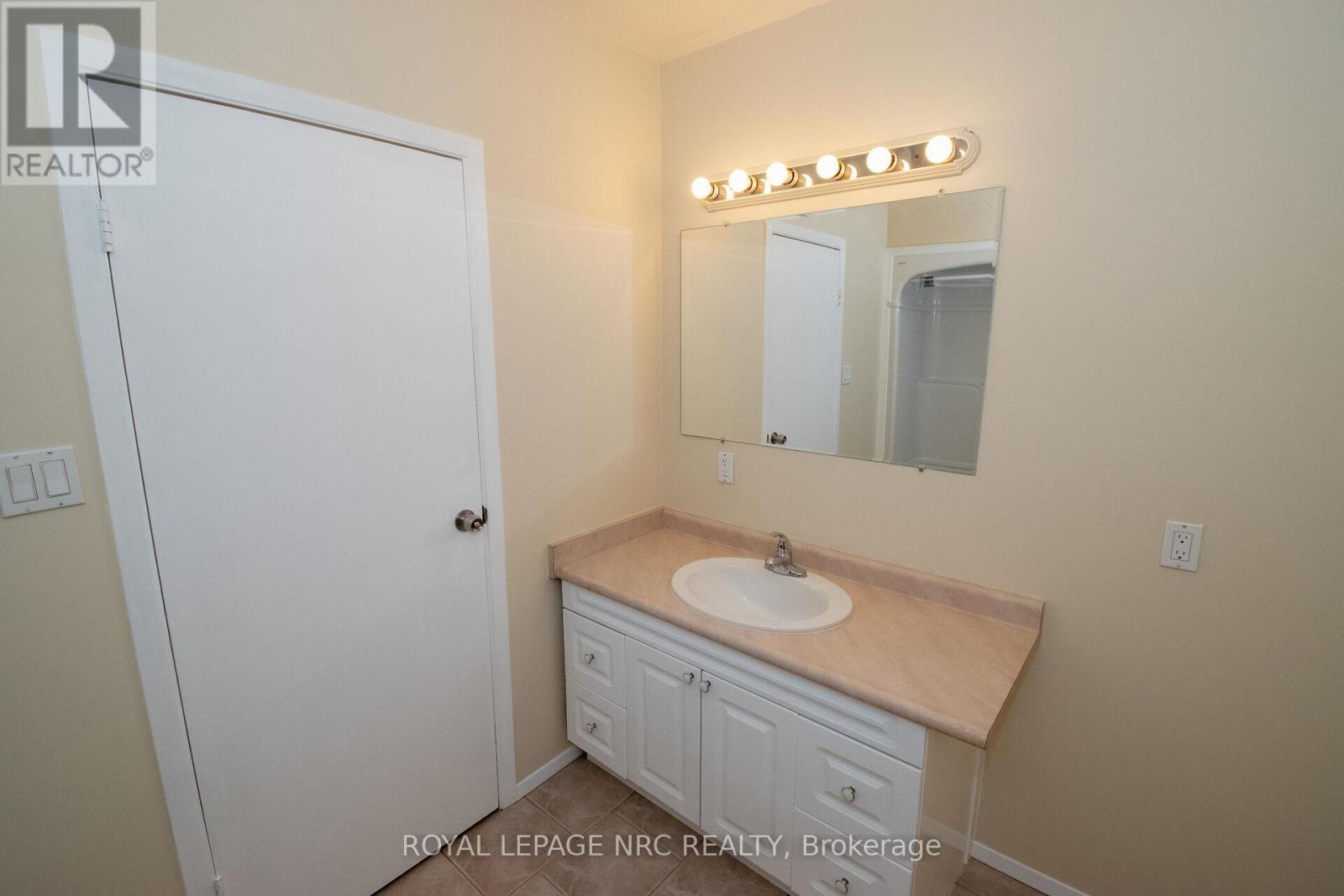 












6561 BELLEVUE STREET

,
Niagara Falls (Morrison),




Ontario
L2E1Y9

