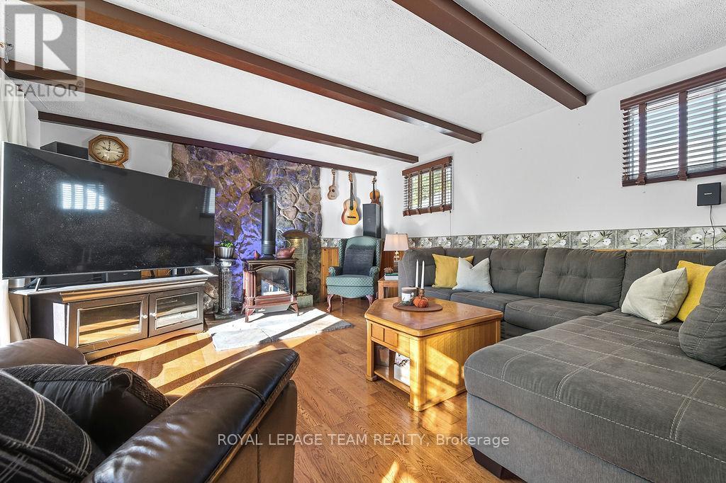 












144 OPEONGO ROAD

,
Renfrew,




Ontario
K7V2T5

