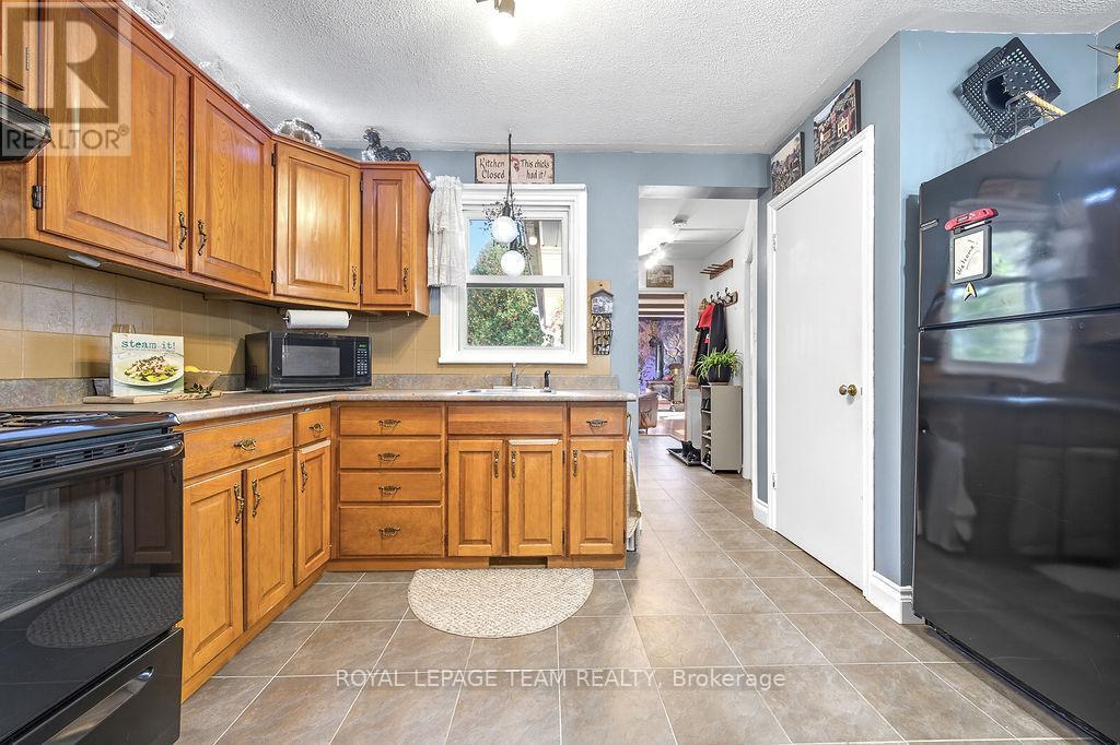 












144 OPEONGO ROAD

,
Renfrew,




Ontario
K7V2T5

