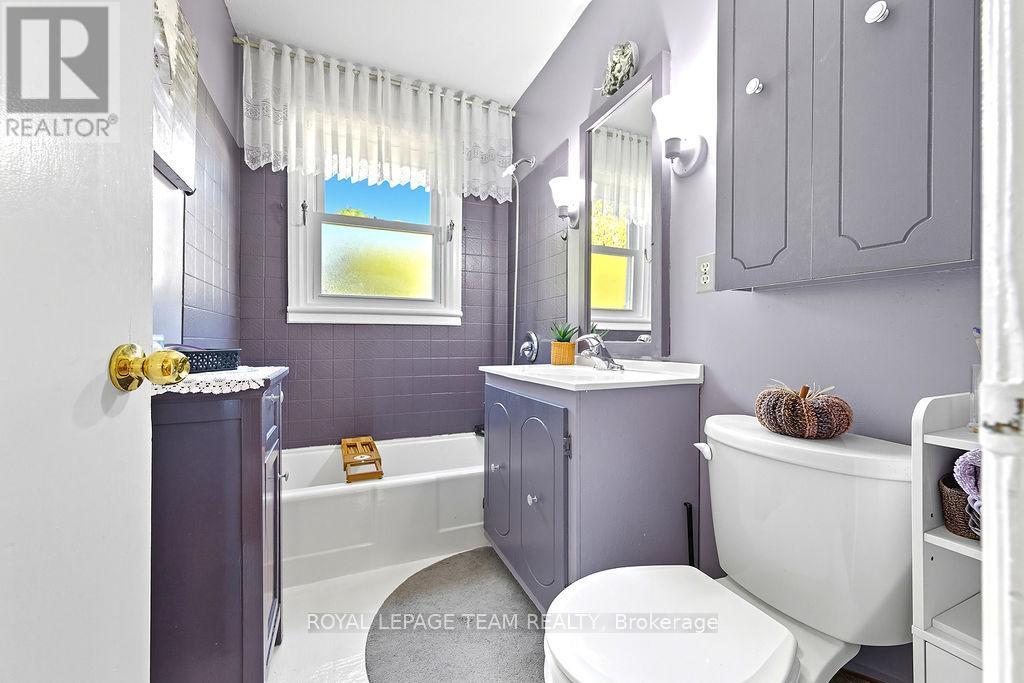 












144 OPEONGO ROAD

,
Renfrew,




Ontario
K7V2T5

