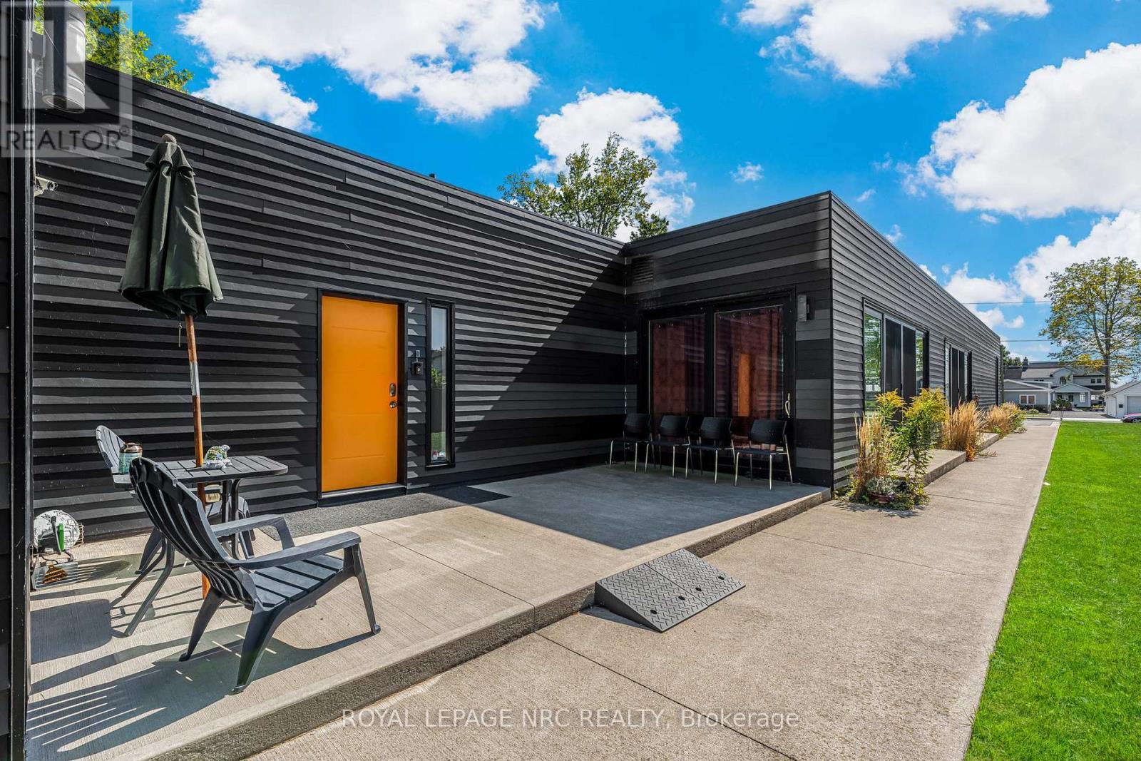 












888 EDGEMERE ROAD

,
Fort Erie (Crescent Park),




Ontario
L2A1A8

