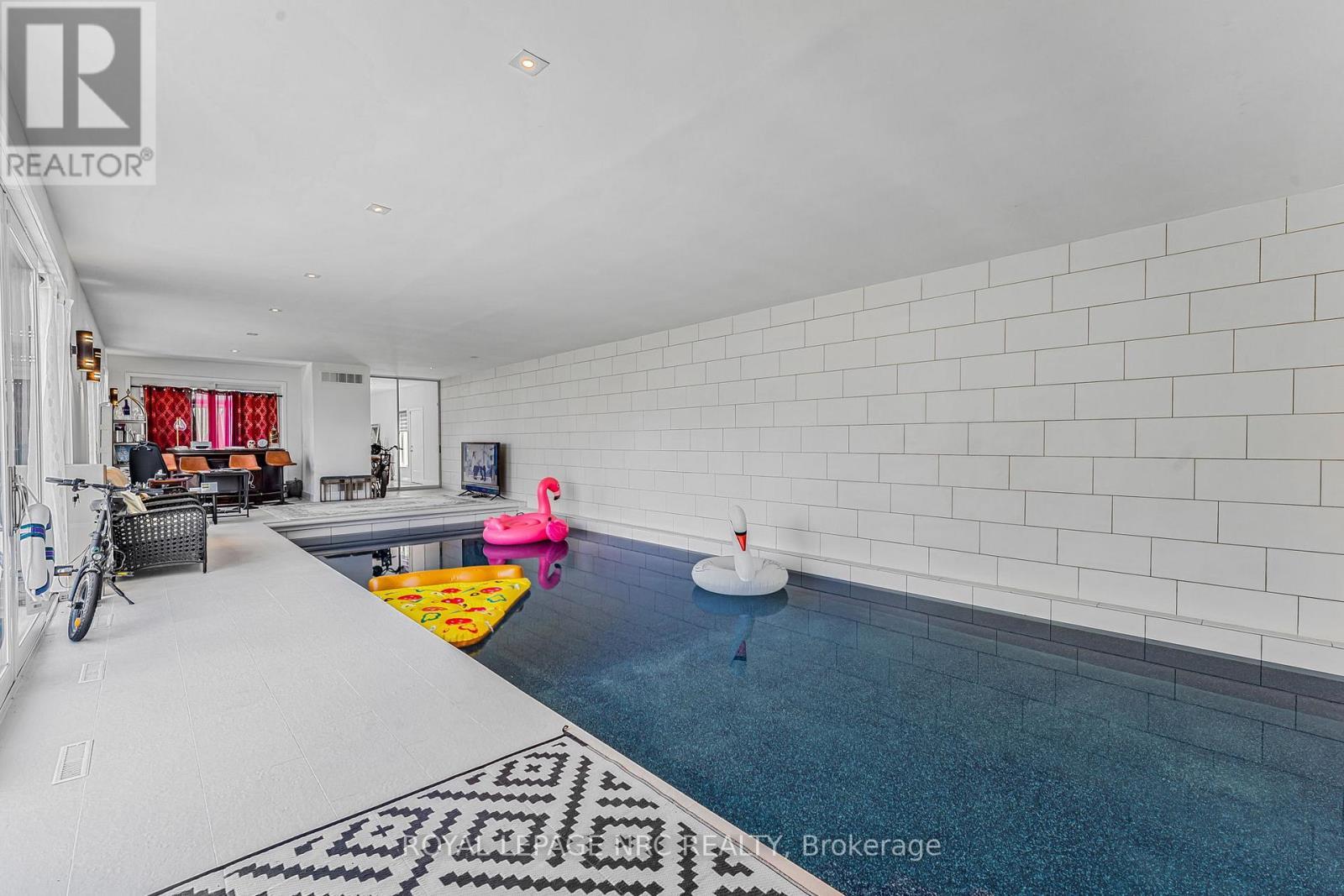 












888 EDGEMERE ROAD

,
Fort Erie (Crescent Park),




Ontario
L2A1A8

