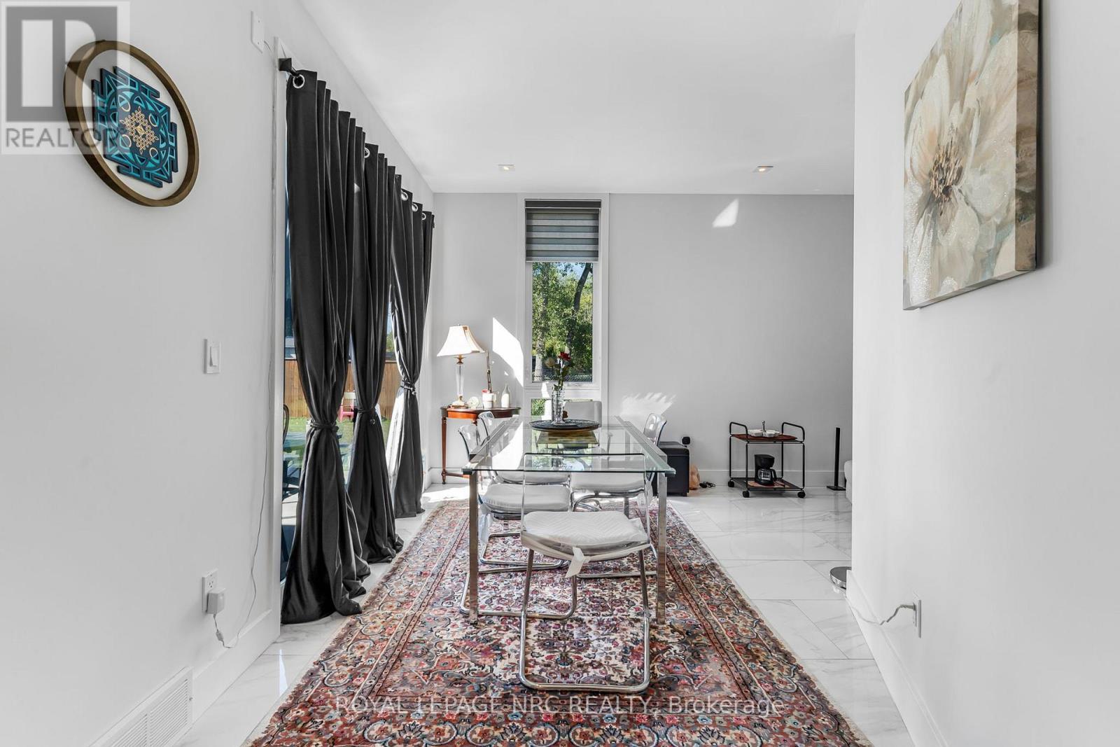 












888 EDGEMERE ROAD

,
Fort Erie (Crescent Park),




Ontario
L2A1A8

