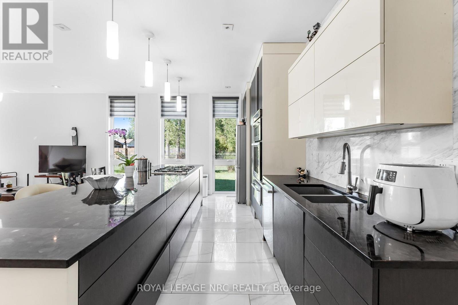 












888 EDGEMERE ROAD

,
Fort Erie (Crescent Park),




Ontario
L2A1A8

