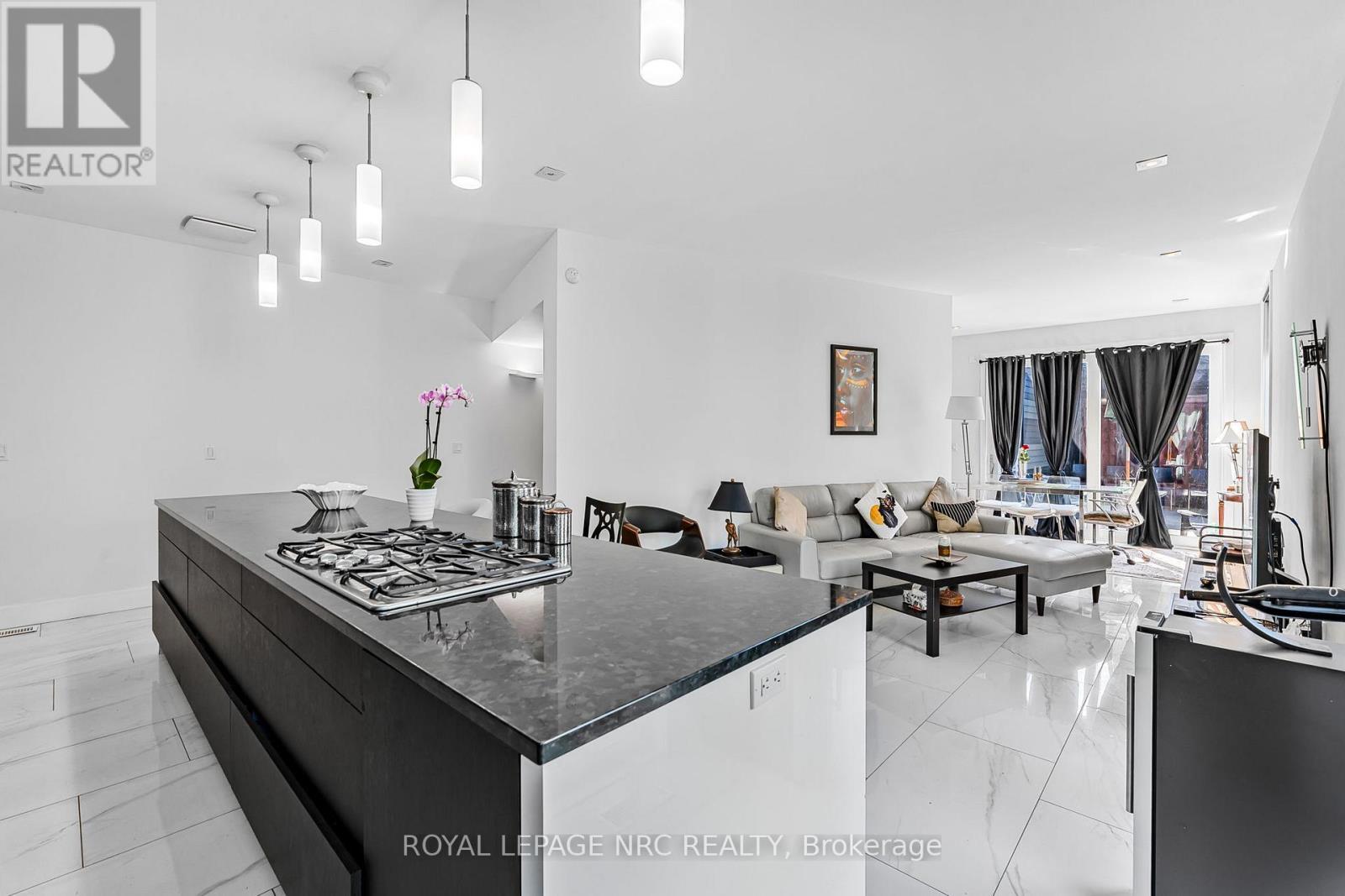 












888 EDGEMERE ROAD

,
Fort Erie (Crescent Park),




Ontario
L2A1A8

