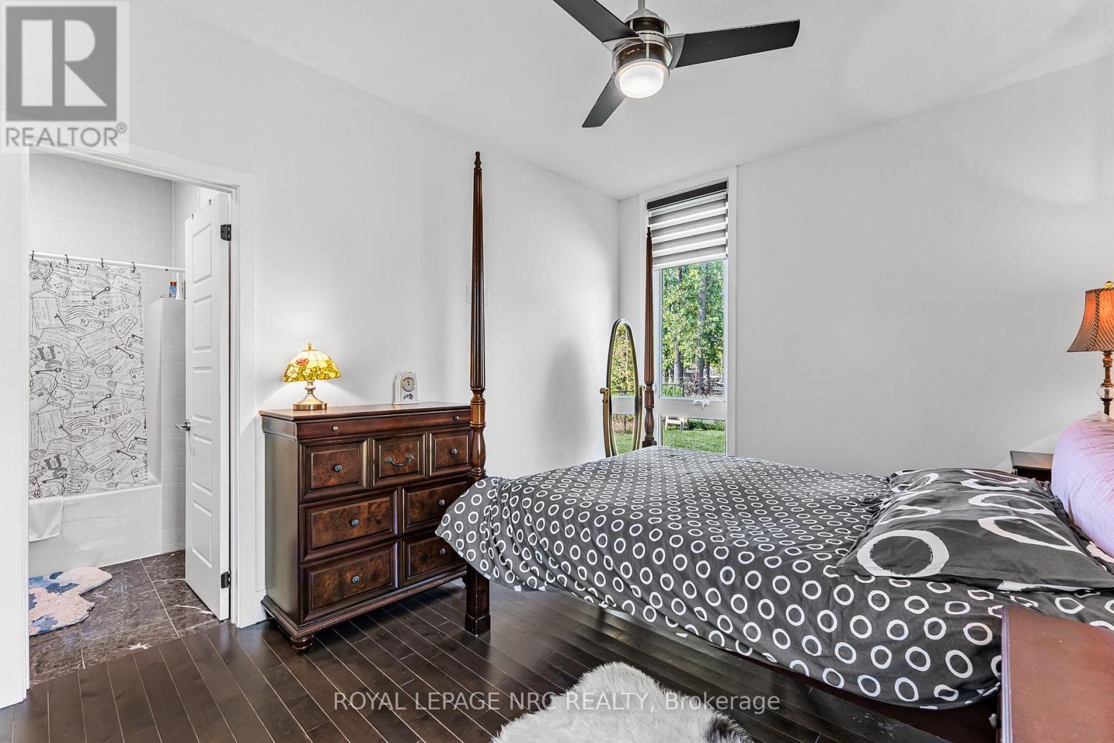 












888 EDGEMERE ROAD

,
Fort Erie (Crescent Park),




Ontario
L2A1A8

