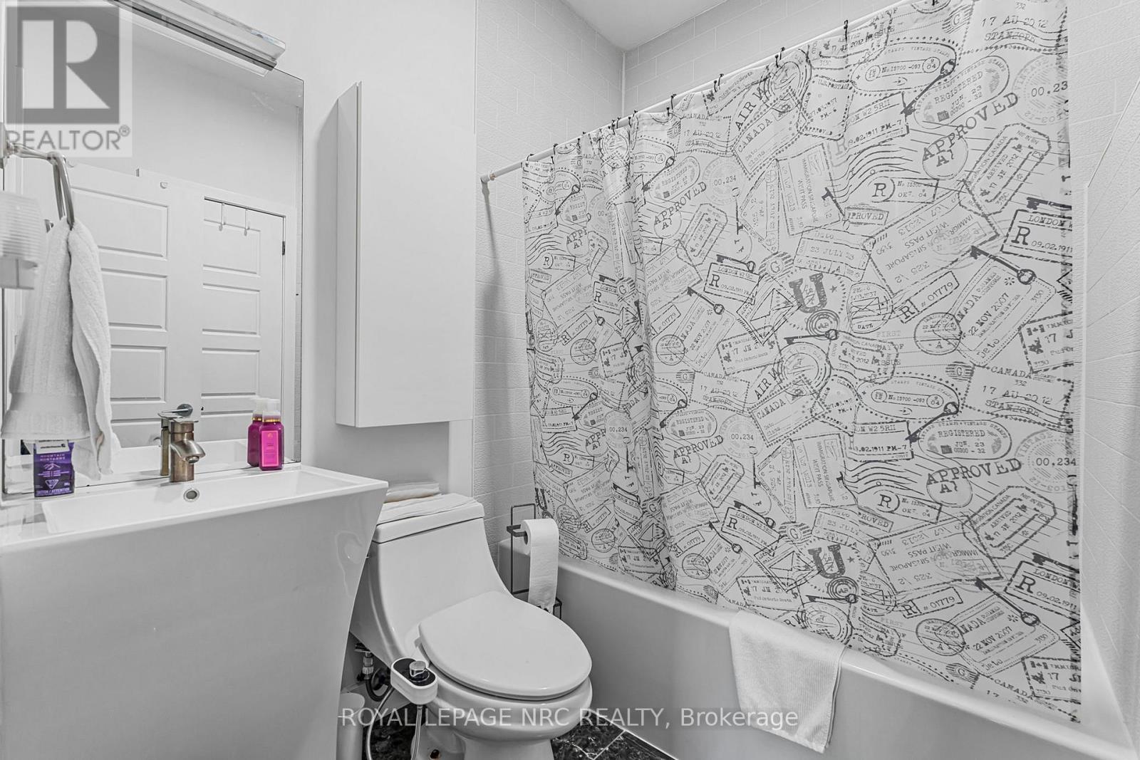 












888 EDGEMERE ROAD

,
Fort Erie (Crescent Park),




Ontario
L2A1A8

