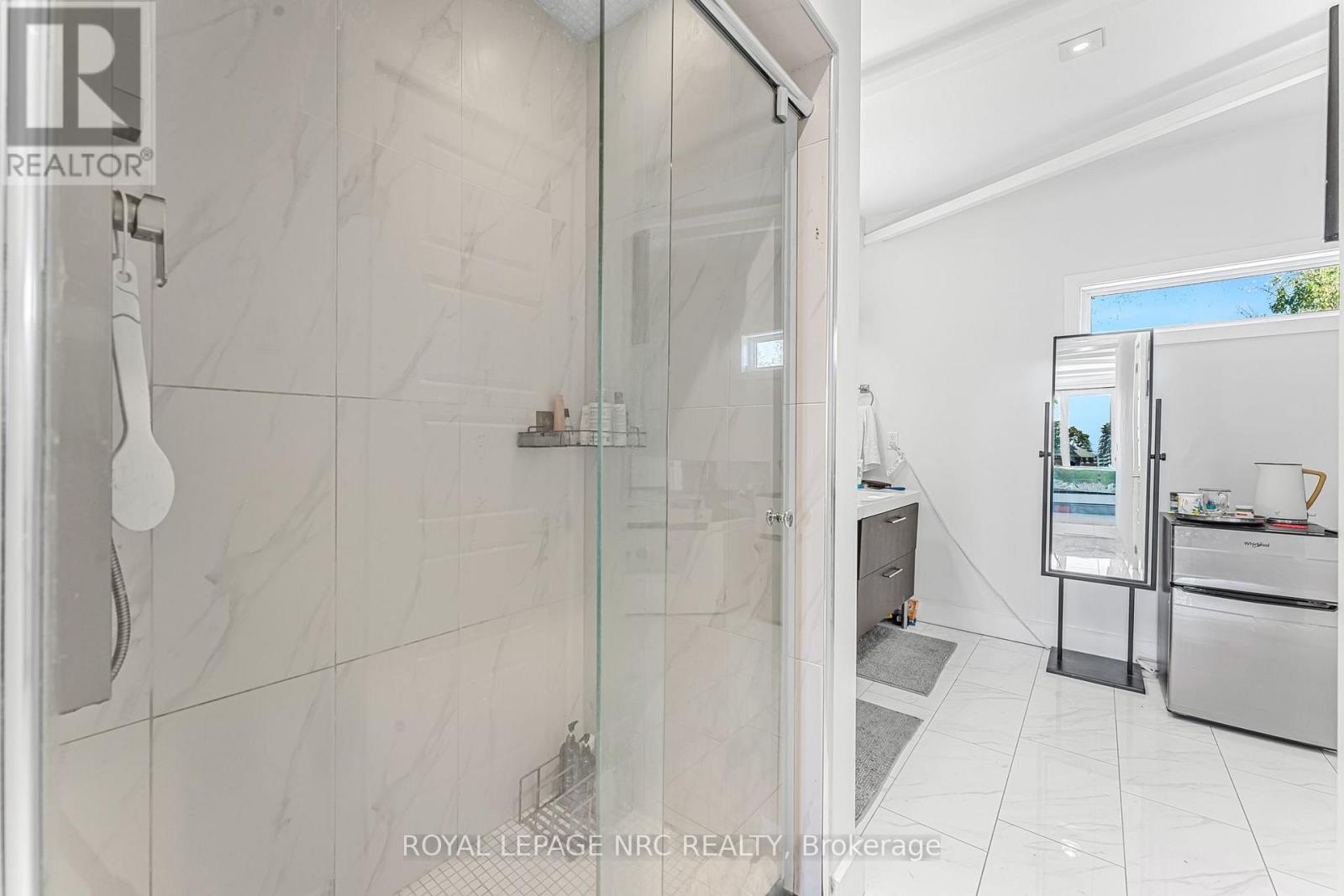 












888 EDGEMERE ROAD

,
Fort Erie (Crescent Park),




Ontario
L2A1A8

