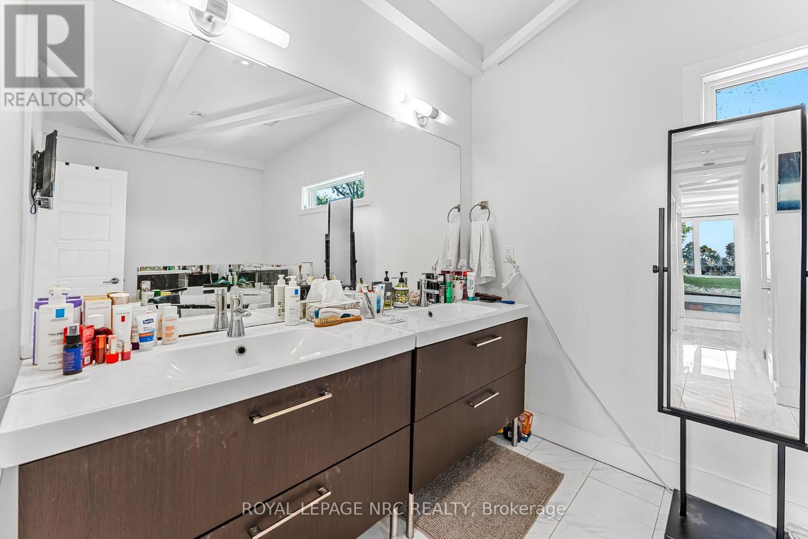 












888 EDGEMERE ROAD

,
Fort Erie (Crescent Park),




Ontario
L2A1A8

