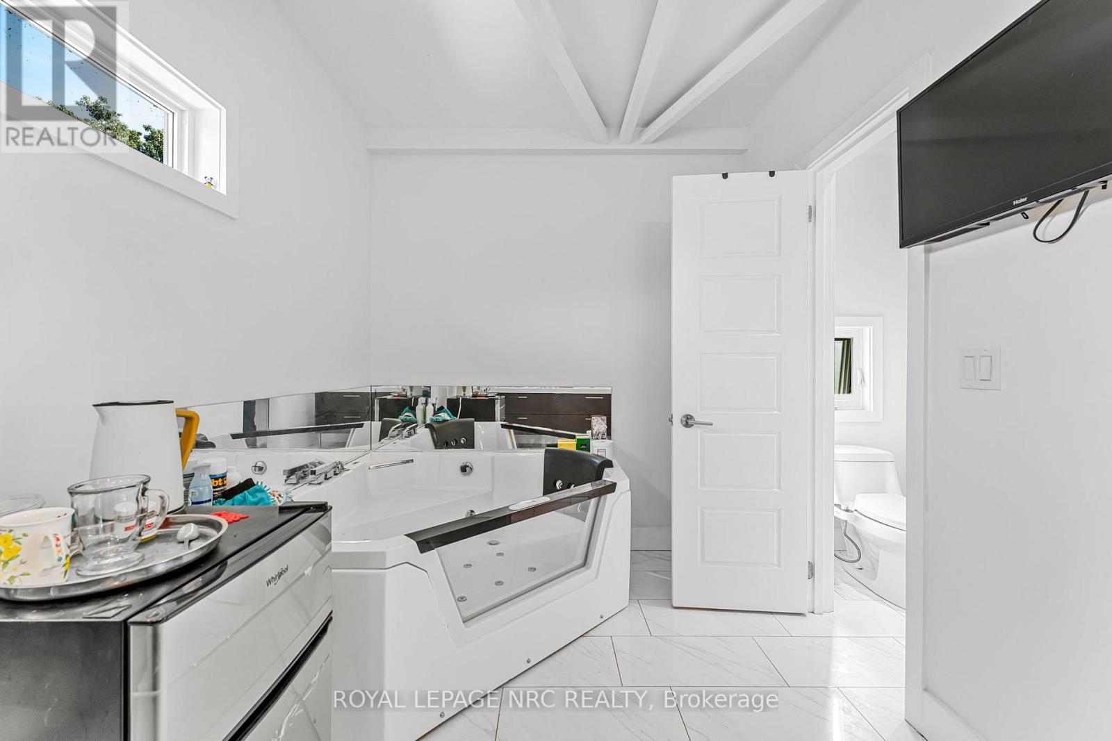 












888 EDGEMERE ROAD

,
Fort Erie (Crescent Park),




Ontario
L2A1A8

