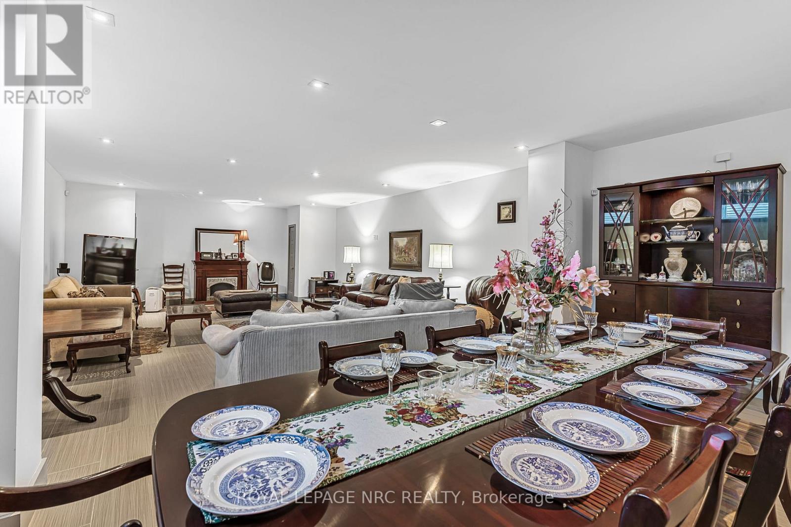 












888 EDGEMERE ROAD

,
Fort Erie (Crescent Park),




Ontario
L2A1A8

