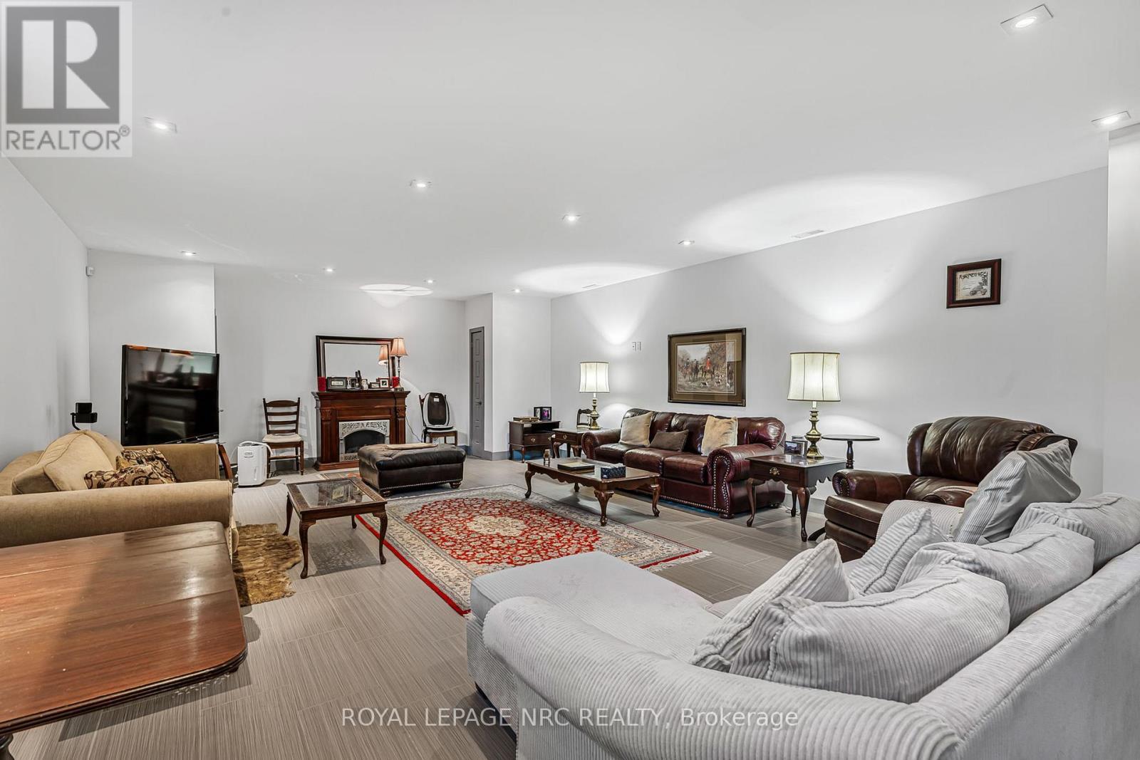 












888 EDGEMERE ROAD

,
Fort Erie (Crescent Park),




Ontario
L2A1A8

