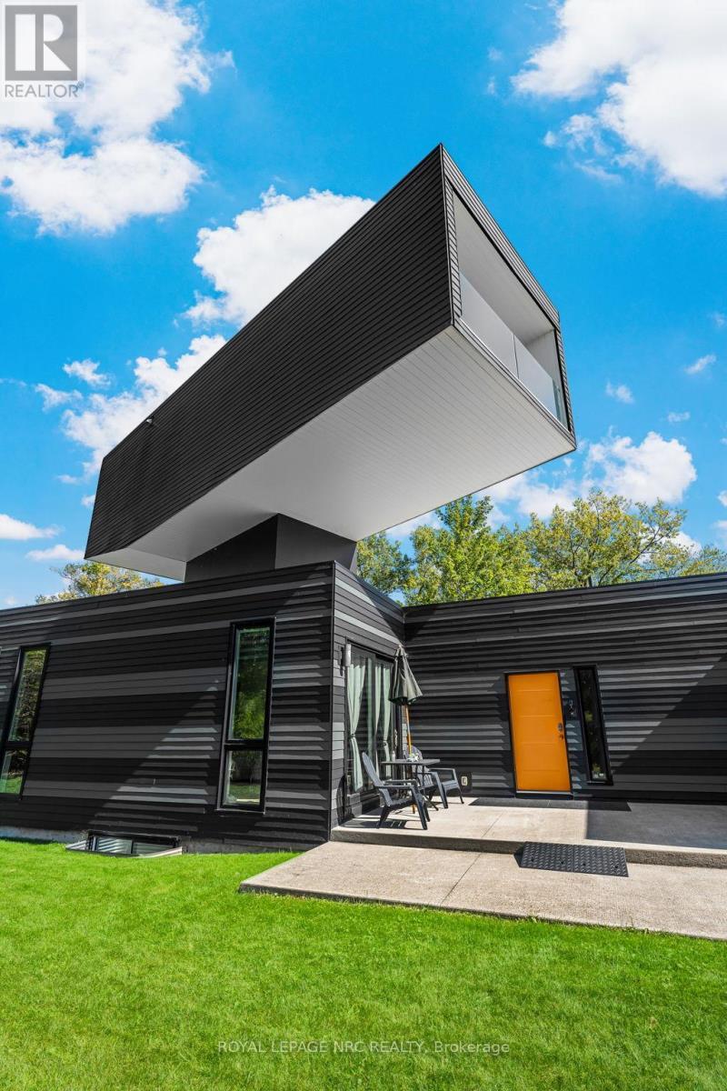 












888 EDGEMERE ROAD

,
Fort Erie (Crescent Park),




Ontario
L2A1A8

