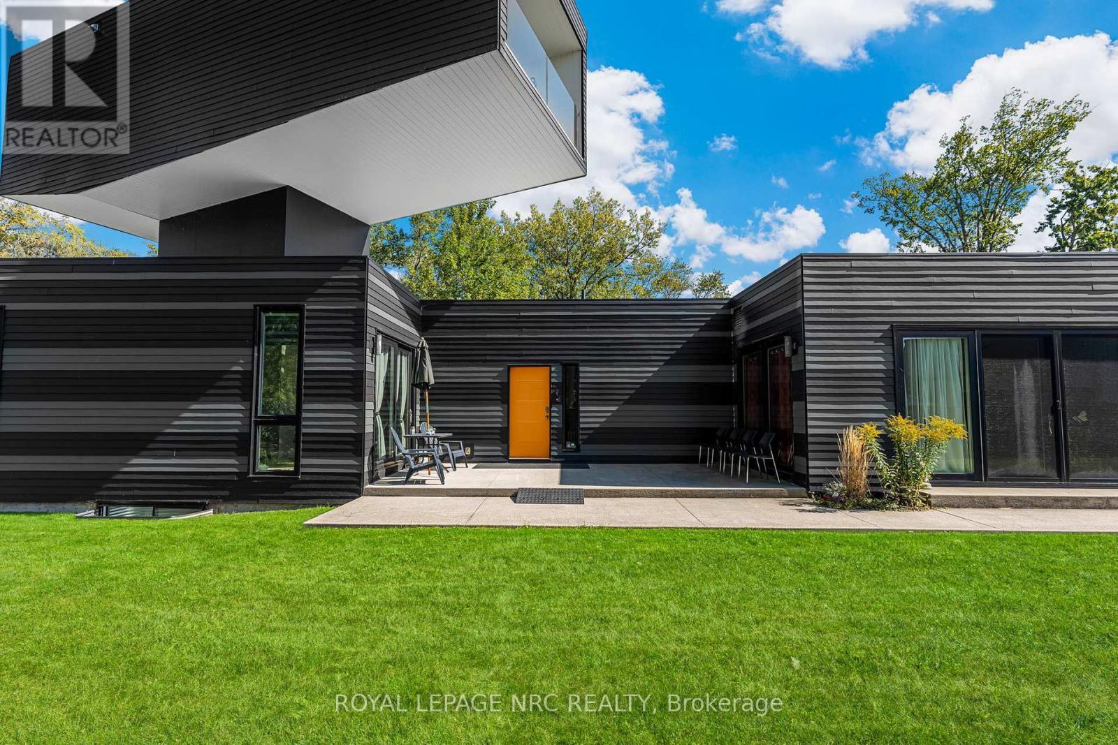 












888 EDGEMERE ROAD

,
Fort Erie (Crescent Park),




Ontario
L2A1A8

