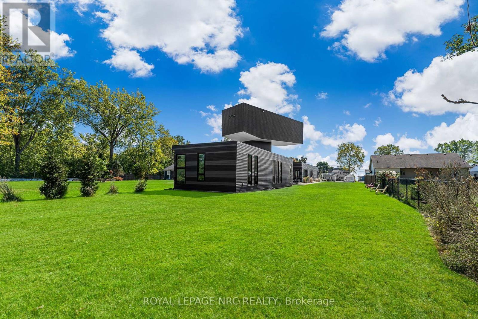 












888 EDGEMERE ROAD

,
Fort Erie (Crescent Park),




Ontario
L2A1A8

