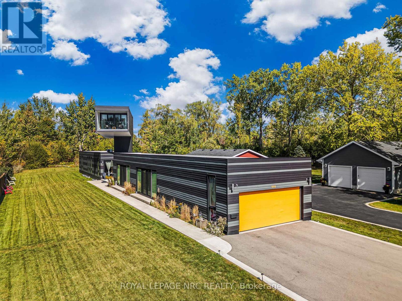 












888 EDGEMERE ROAD

,
Fort Erie (Crescent Park),




Ontario
L2A1A8

