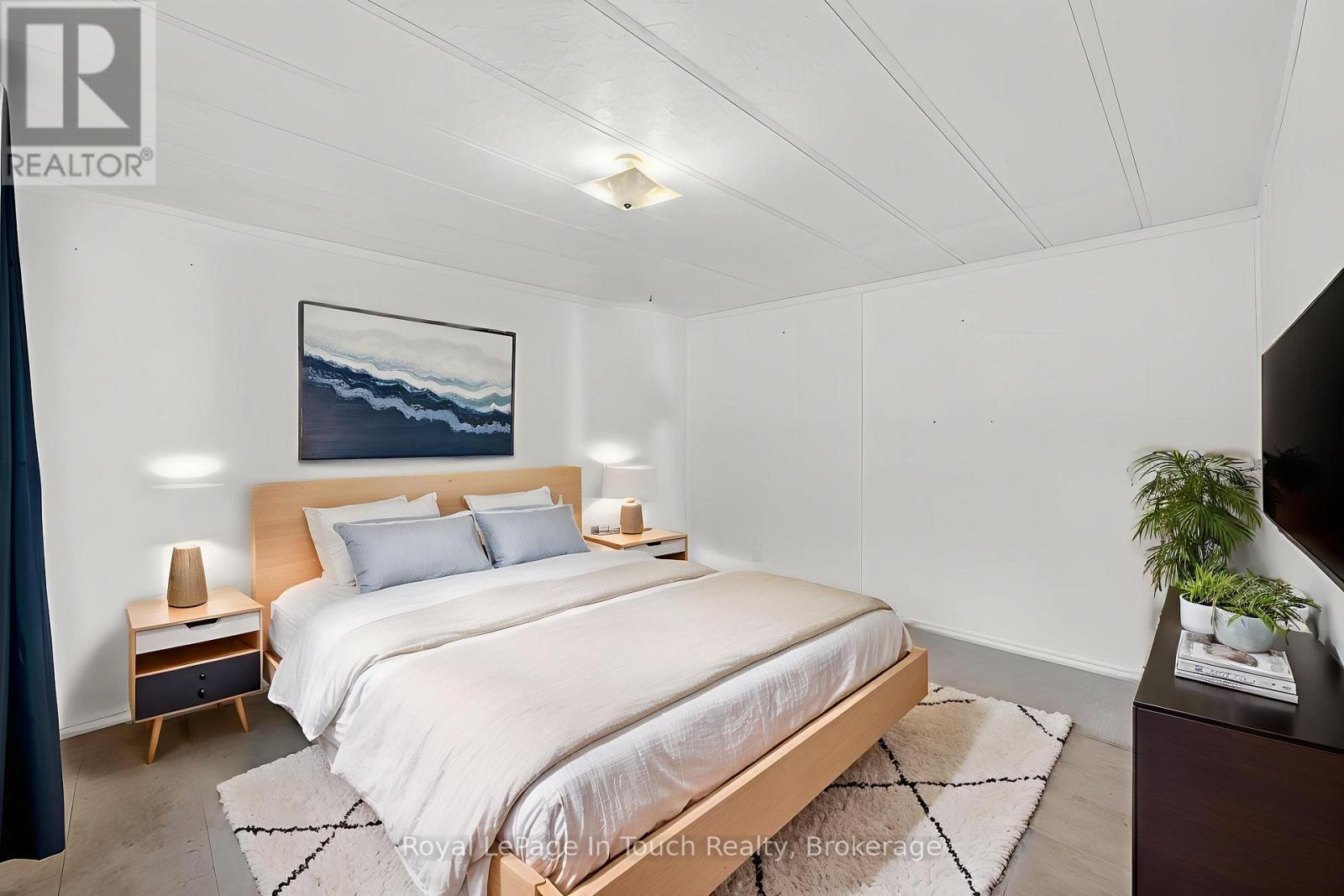 












17077 HIGHWAY 12

,
Midland,




Ontario
L4R4K3

