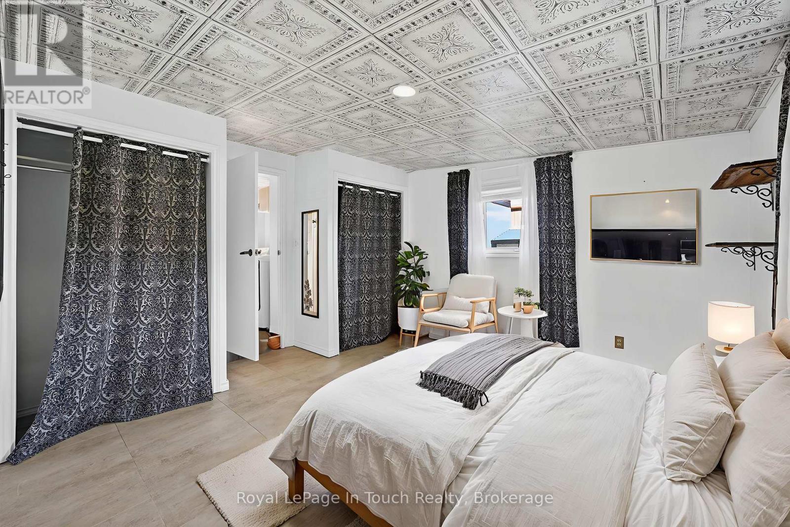 












17077 HIGHWAY 12

,
Midland,




Ontario
L4R4K3

