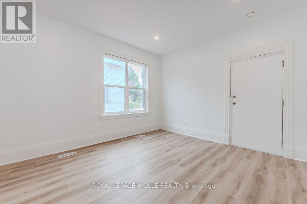 












76 WELLINGTON STREET N

,
Kitchener,




Ontario
N2H5J6

