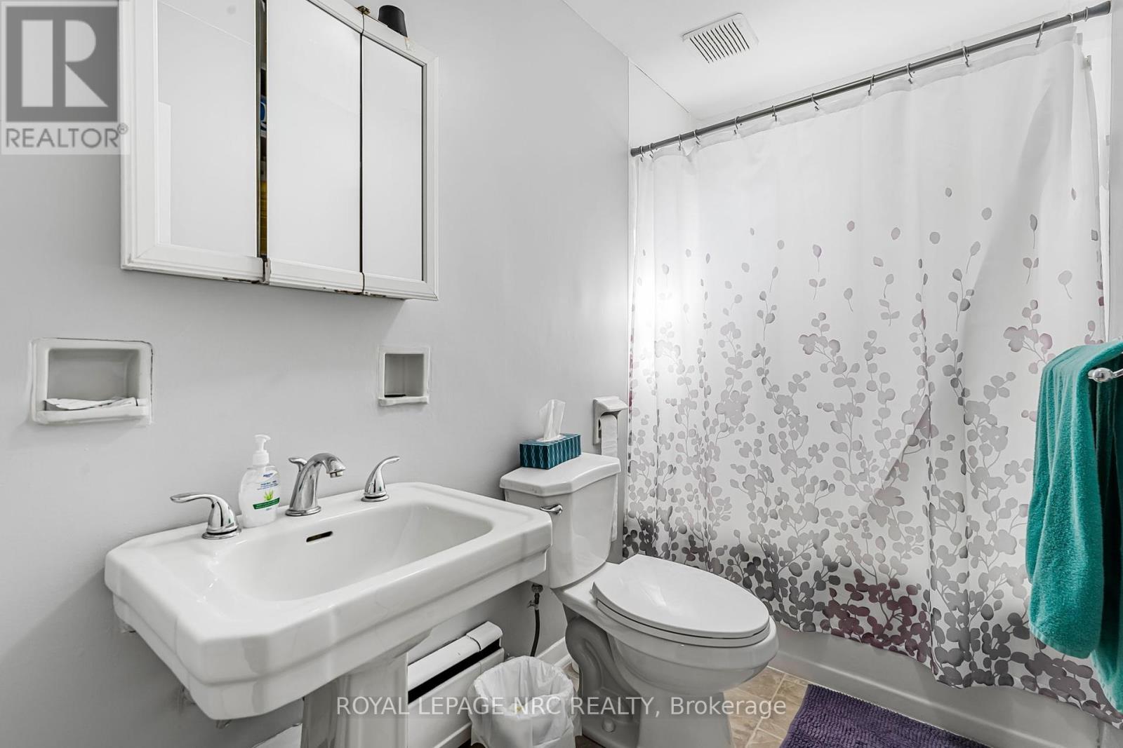 












204 GILMORE ROAD

,
Fort Erie (Central),




Ontario
L2A2M3

