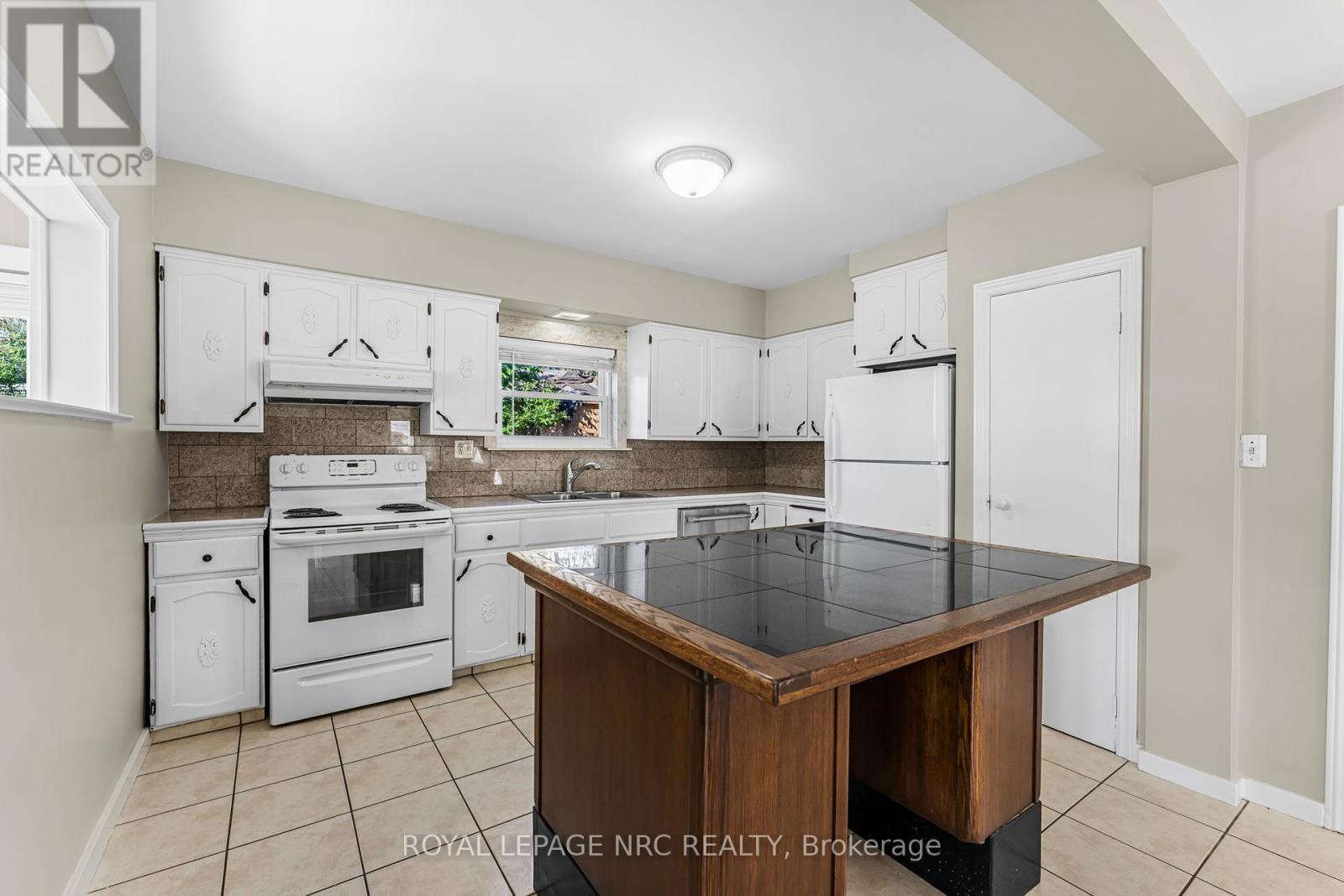 












204 GILMORE ROAD

,
Fort Erie (Central),




Ontario
L2A2M3

